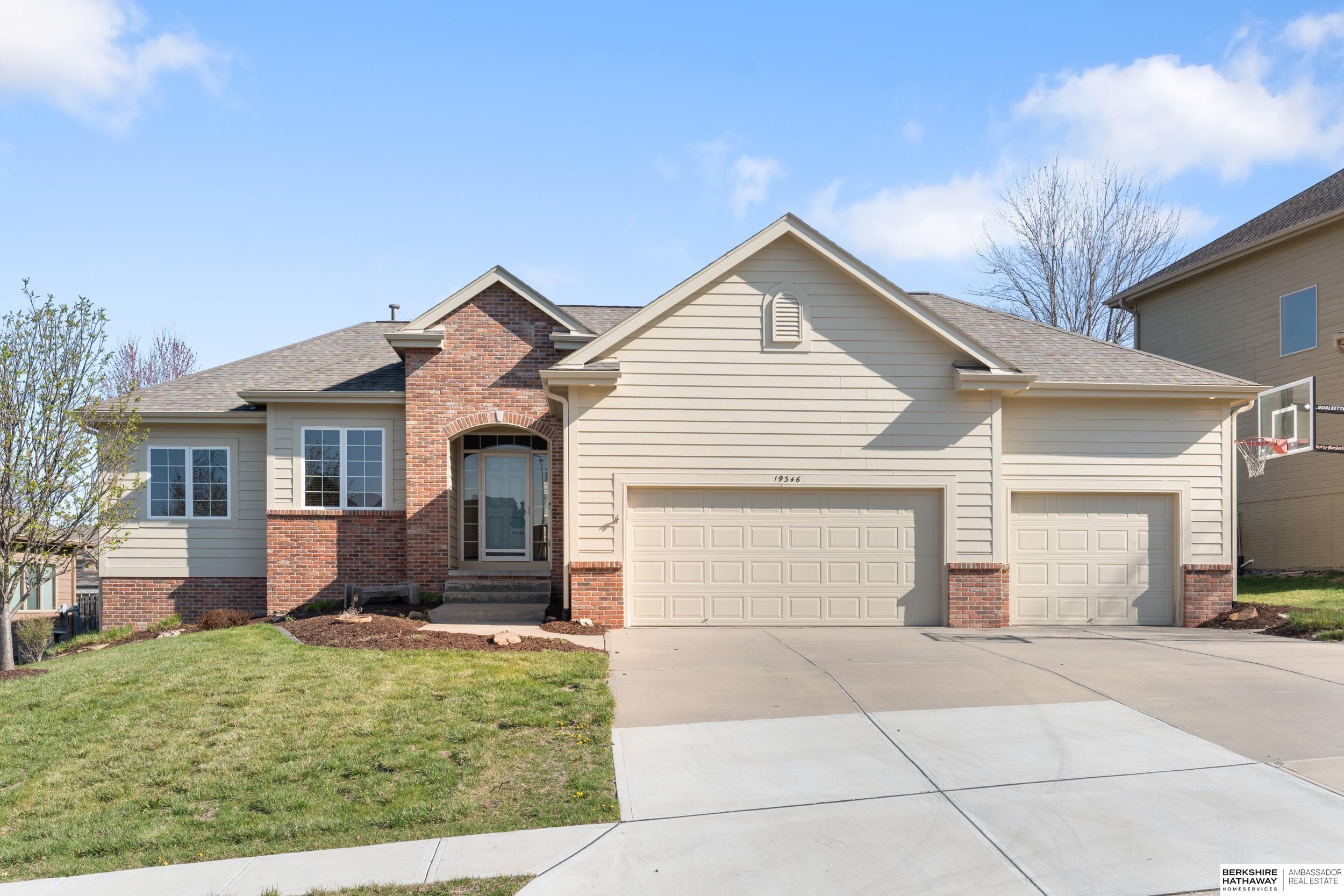 Omaha, Nebraska 68135, United States, 4 Bedrooms Bedrooms, ,3 BathroomsBathrooms,Residential,Pending,108249