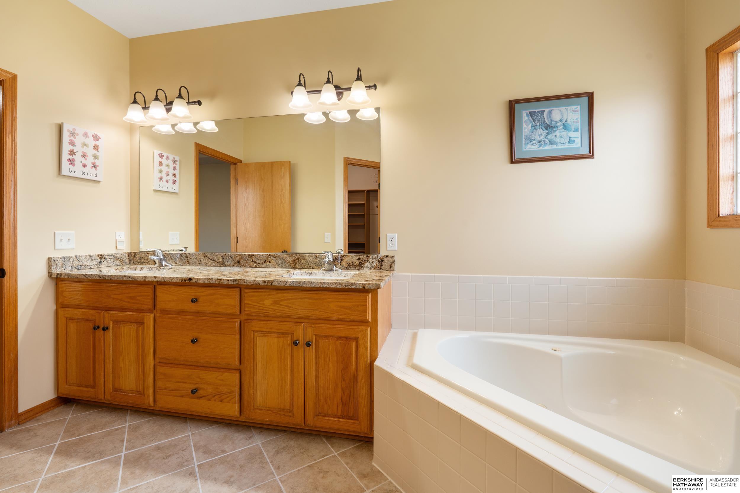 Omaha, Nebraska 68135, United States, 4 Bedrooms Bedrooms, ,3 BathroomsBathrooms,Residential,Pending,108249