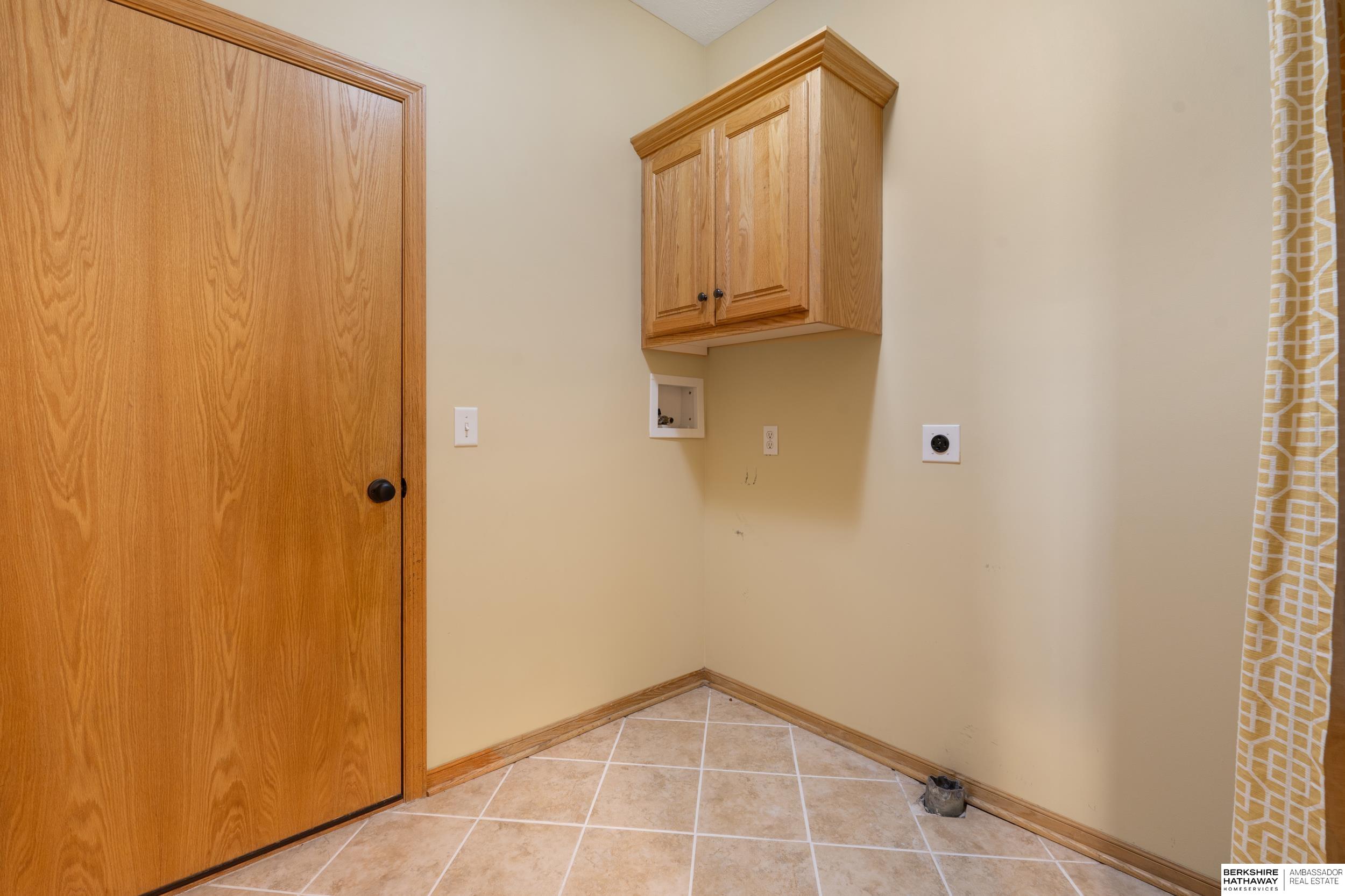 Omaha, Nebraska 68135, United States, 4 Bedrooms Bedrooms, ,3 BathroomsBathrooms,Residential,Pending,108249