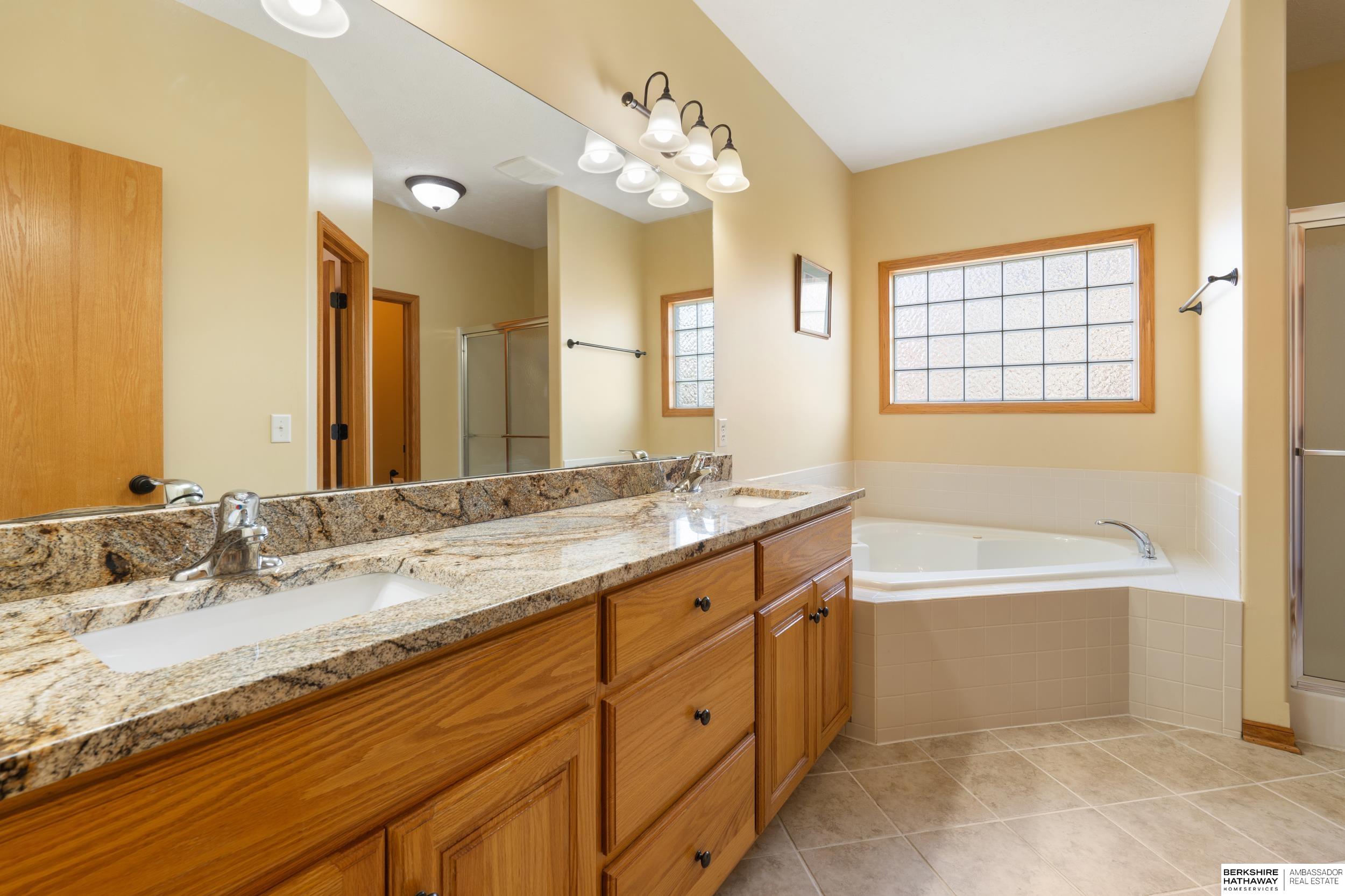 Omaha, Nebraska 68135, United States, 4 Bedrooms Bedrooms, ,3 BathroomsBathrooms,Residential,Pending,108249