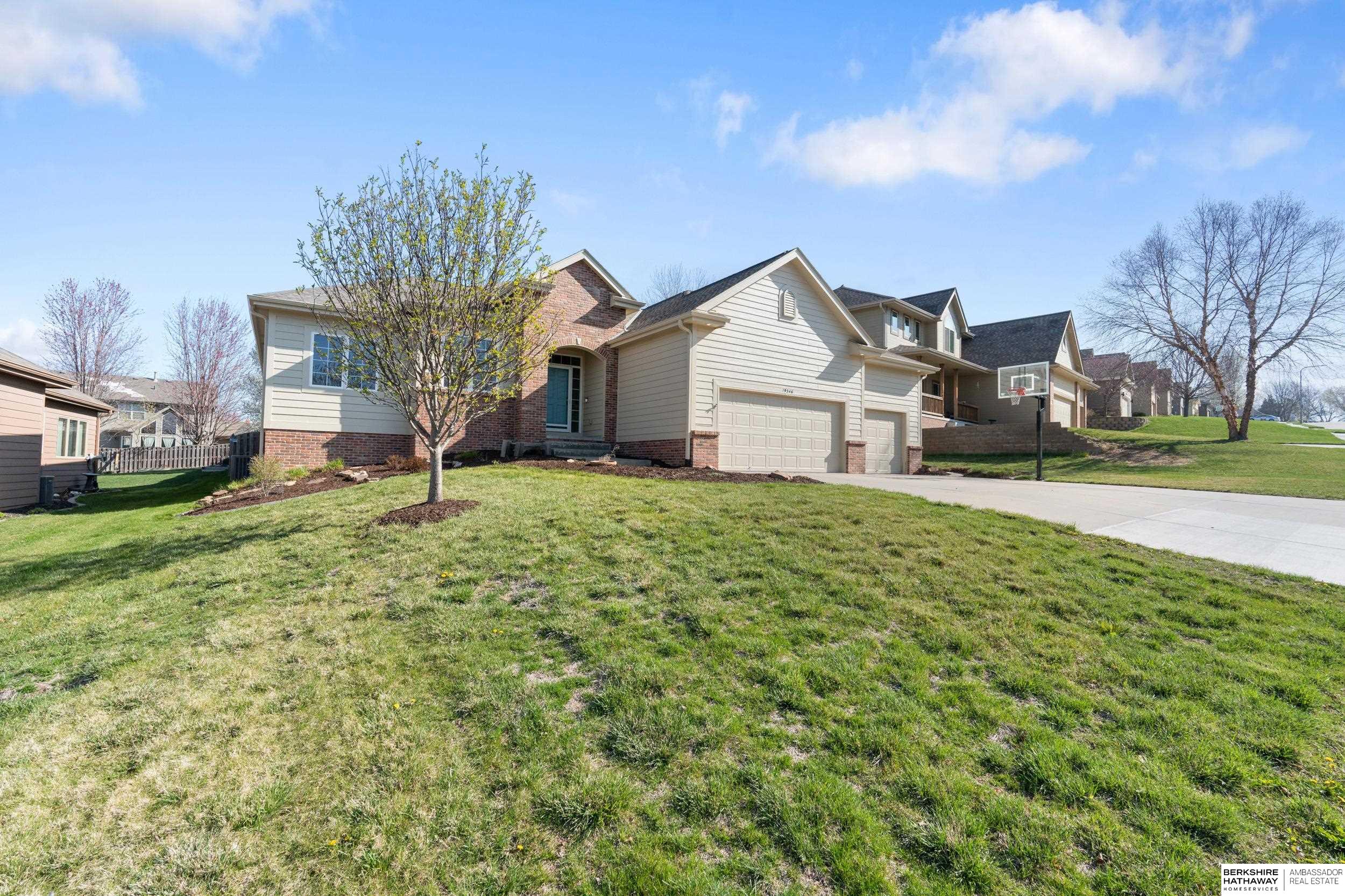 Omaha, Nebraska 68135, United States, 4 Bedrooms Bedrooms, ,3 BathroomsBathrooms,Residential,Pending,108249