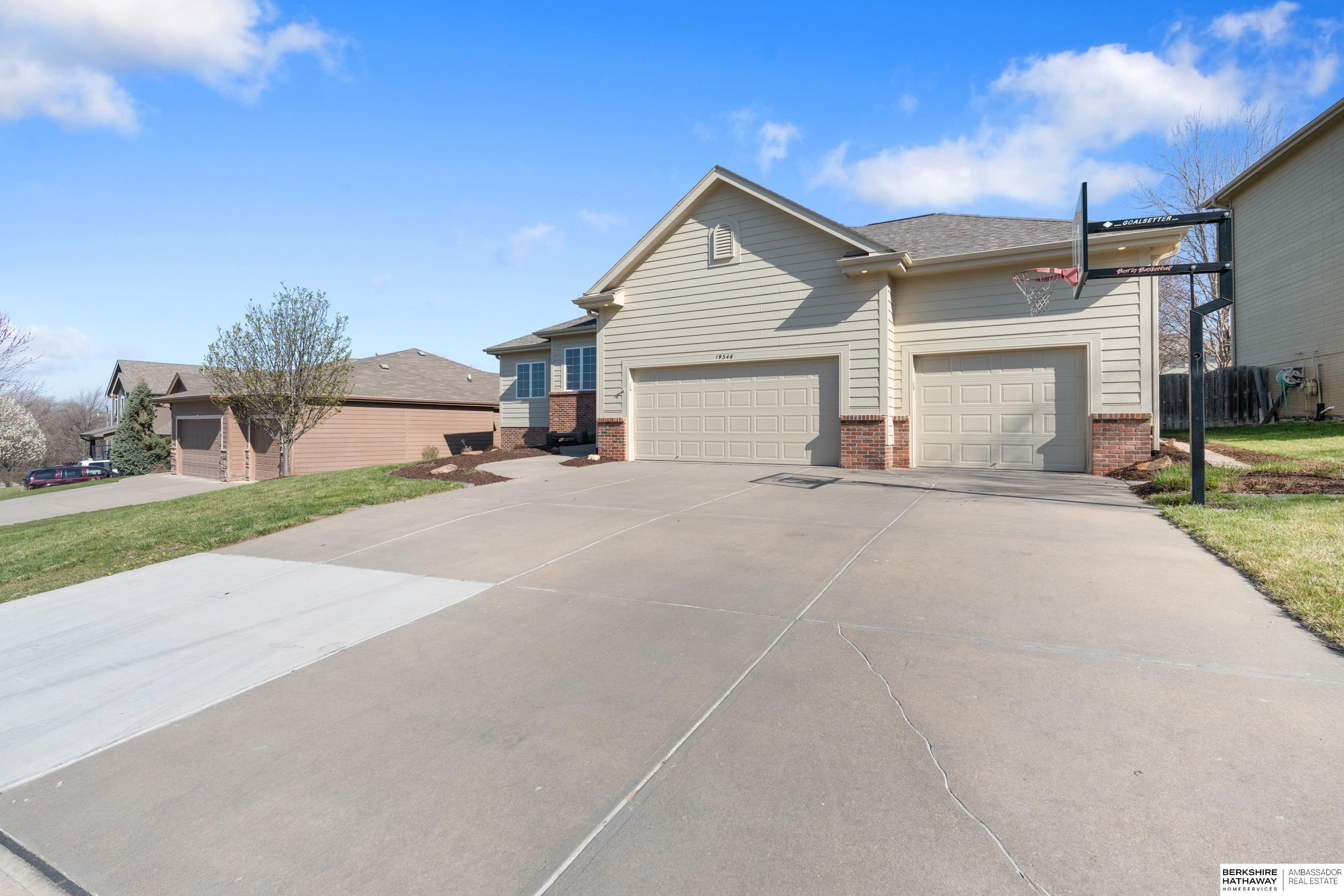 Omaha, Nebraska 68135, United States, 4 Bedrooms Bedrooms, ,3 BathroomsBathrooms,Residential,Pending,108249