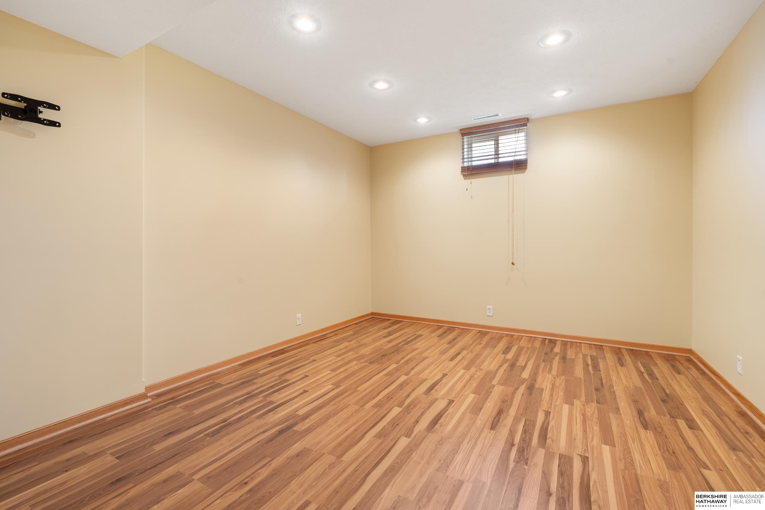 Omaha, Nebraska 68135, United States, 4 Bedrooms Bedrooms, ,3 BathroomsBathrooms,Residential,Pending,108249