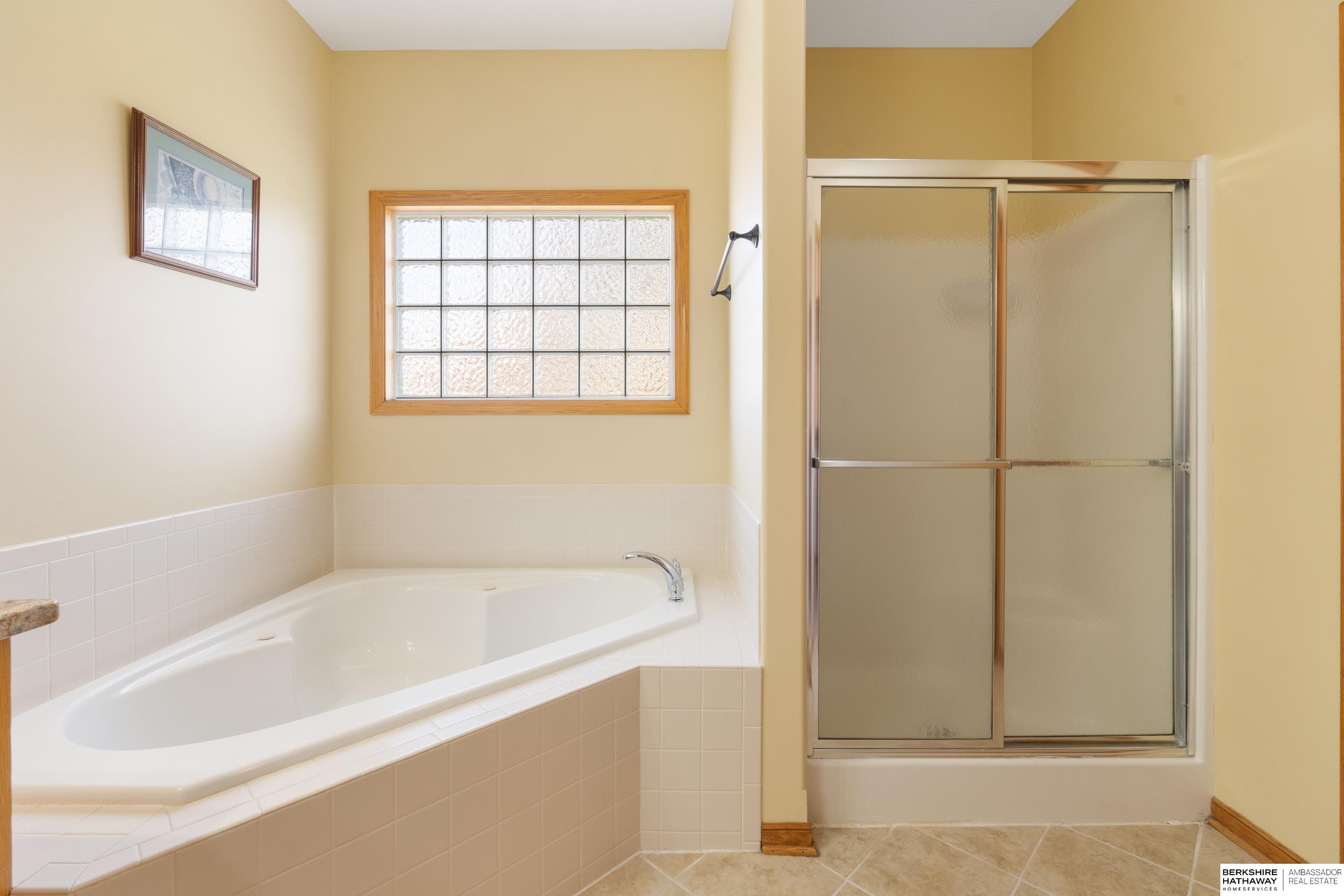 Omaha, Nebraska 68135, United States, 4 Bedrooms Bedrooms, ,3 BathroomsBathrooms,Residential,Pending,108249