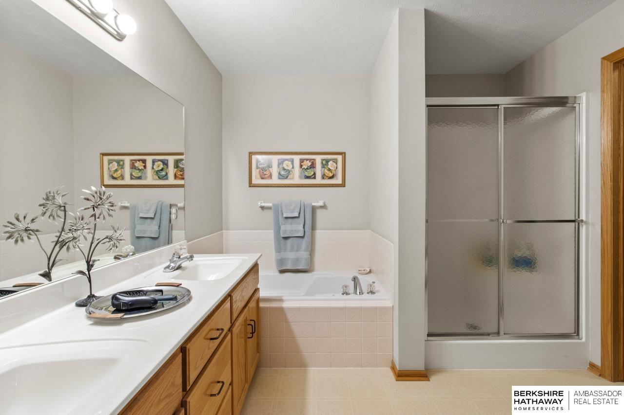 Omaha, Nebraska 68236, United States, 3 Bedrooms Bedrooms, ,2 BathroomsBathrooms,Residential,Pending,126234