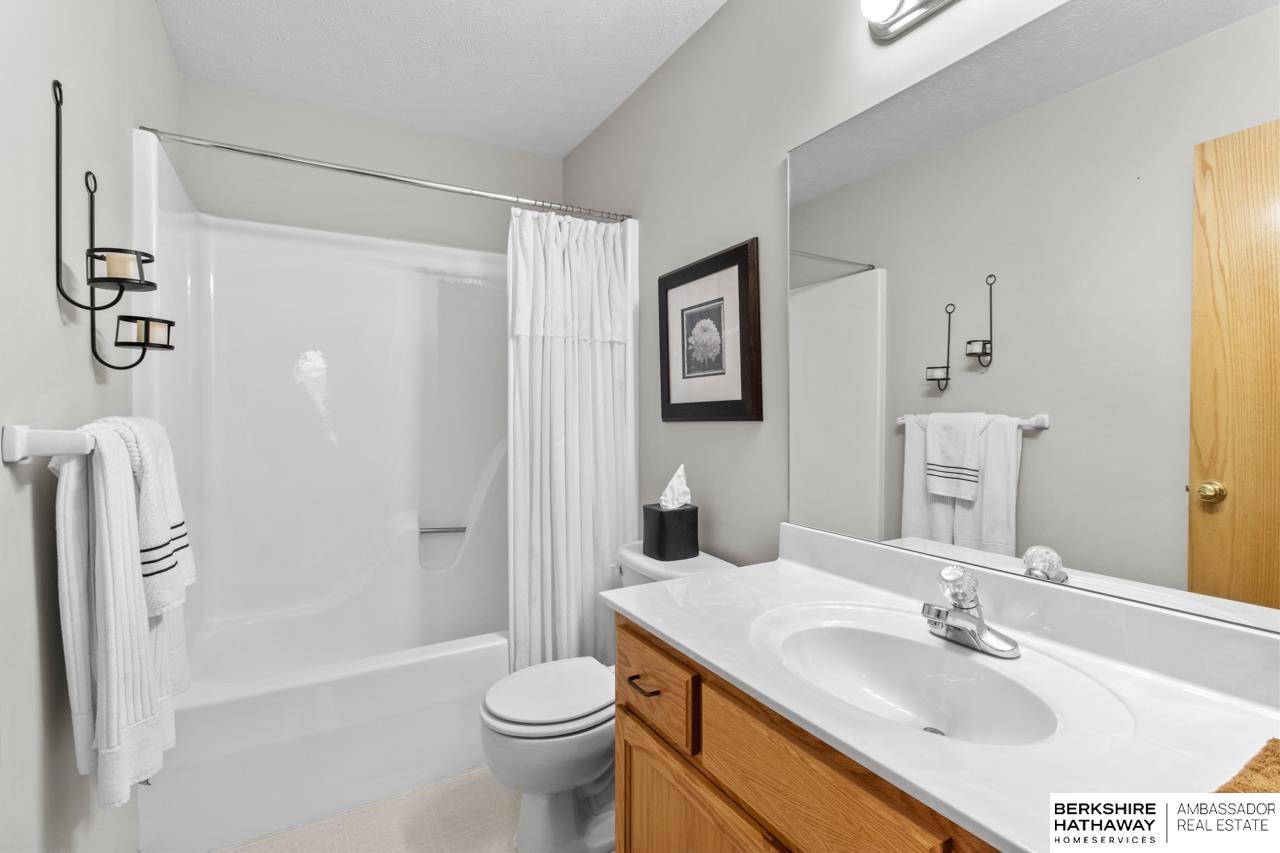 Omaha, Nebraska 68236, United States, 3 Bedrooms Bedrooms, ,2 BathroomsBathrooms,Residential,Pending,126234