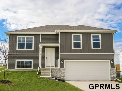 Photo of 13623 Whitmore Street, Omaha, NE 68142 (MLS # 22521471)