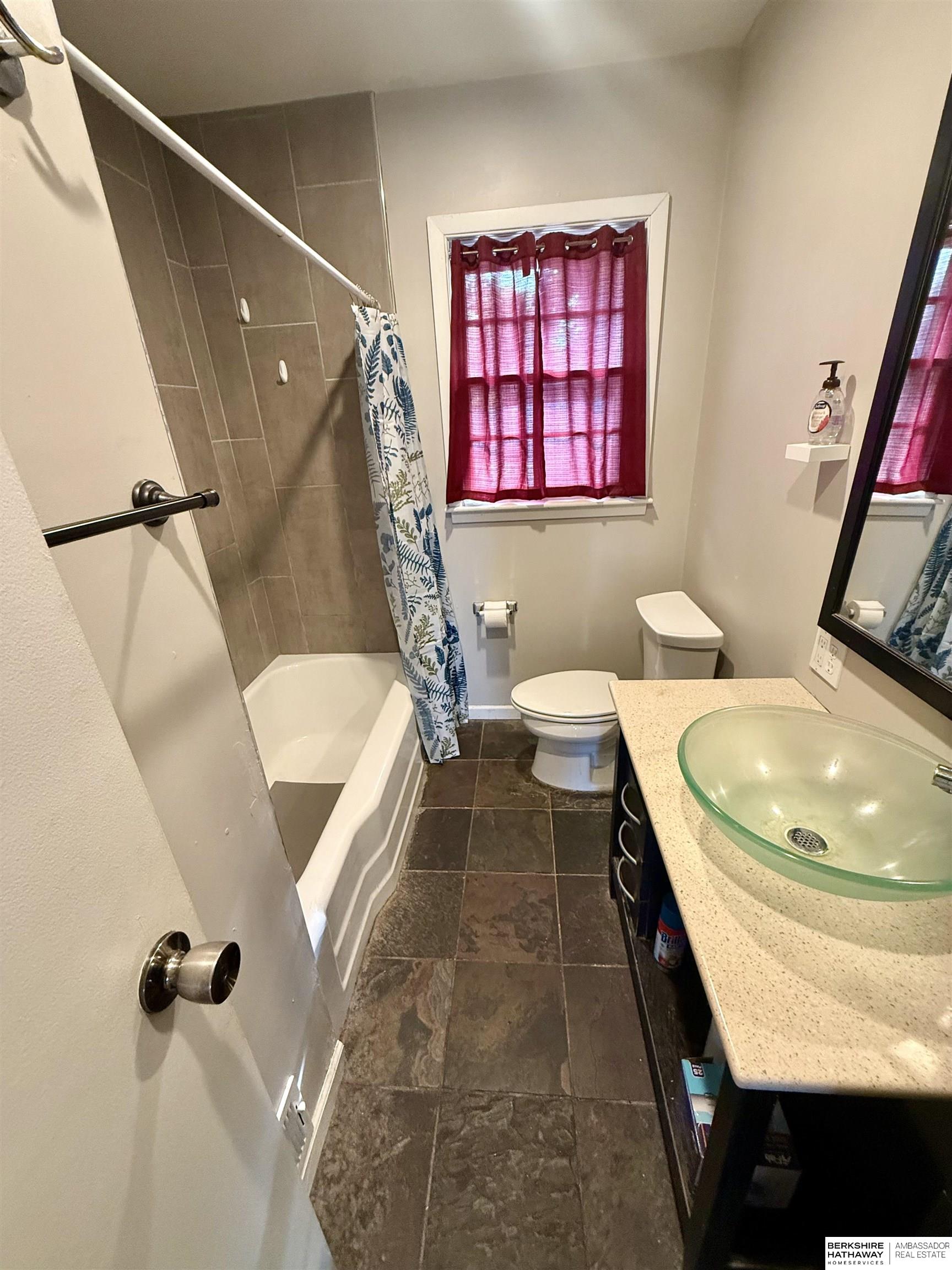 Lincoln, Nebraska 68510, United States, 5 Bedrooms Bedrooms, ,2 BathroomsBathrooms,Residential,Active,244084