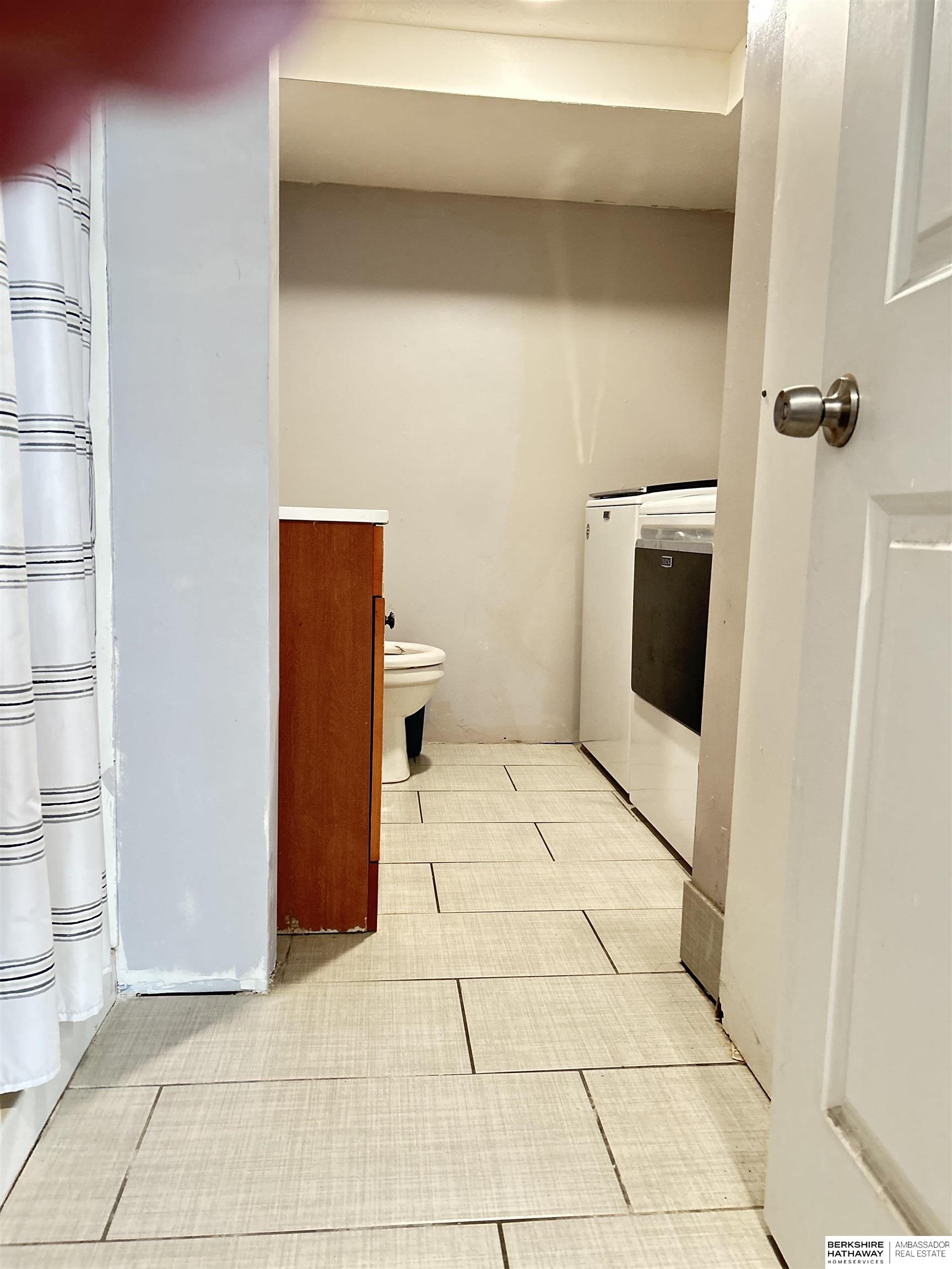 Lincoln, Nebraska 68510, United States, 5 Bedrooms Bedrooms, ,2 BathroomsBathrooms,Residential,Active,244084