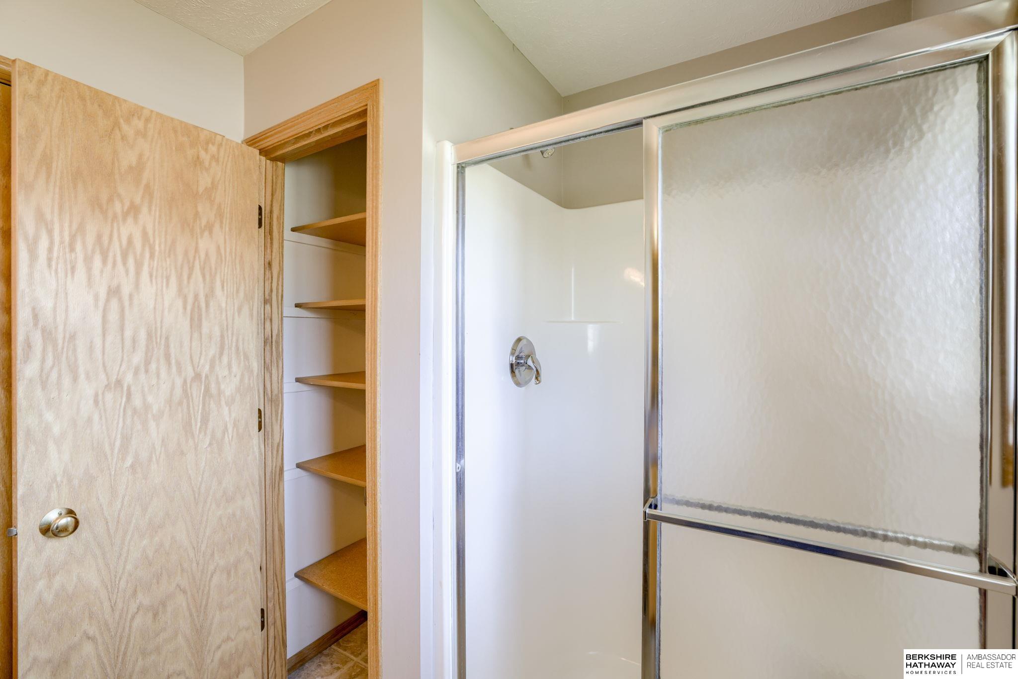 Lincoln, Nebraska 68521, United States, 4 Bedrooms Bedrooms, ,3 BathroomsBathrooms,Residential,Active,169271