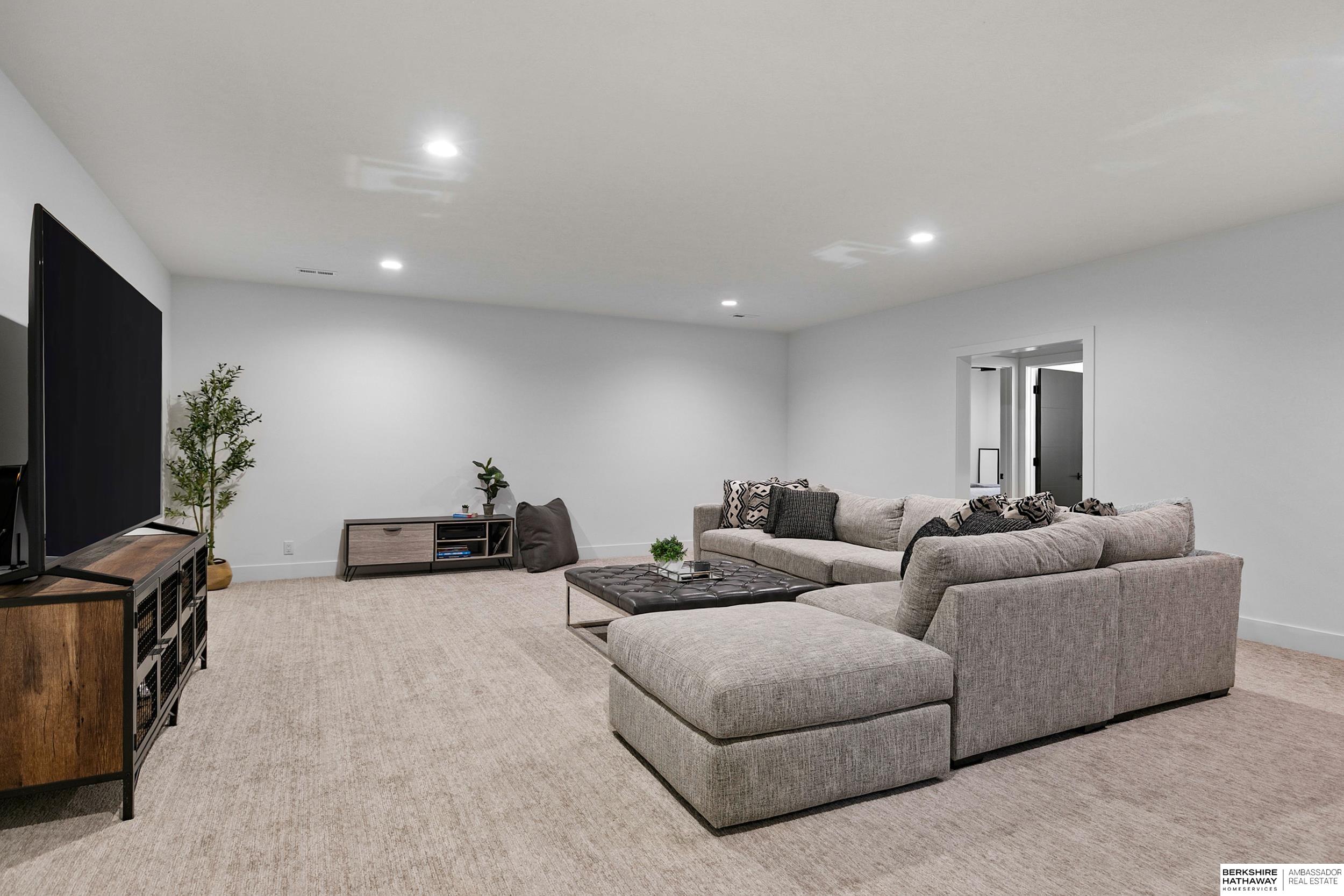 Lincoln, Nebraska 68520, United States, 5 Bedrooms Bedrooms, ,3 BathroomsBathrooms,Residential,Active,247435