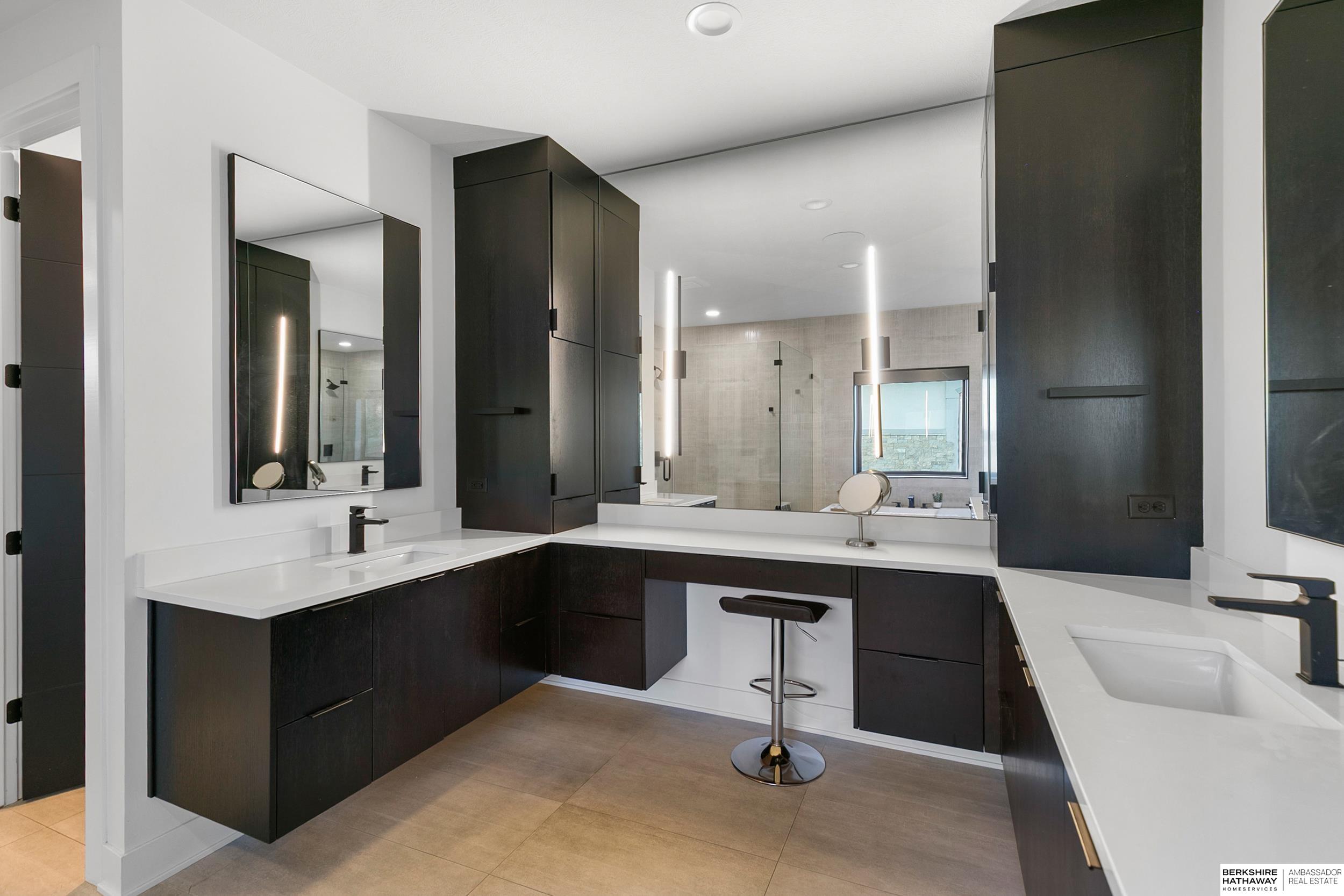 Lincoln, Nebraska 68520, United States, 5 Bedrooms Bedrooms, ,3 BathroomsBathrooms,Residential,Active,247435