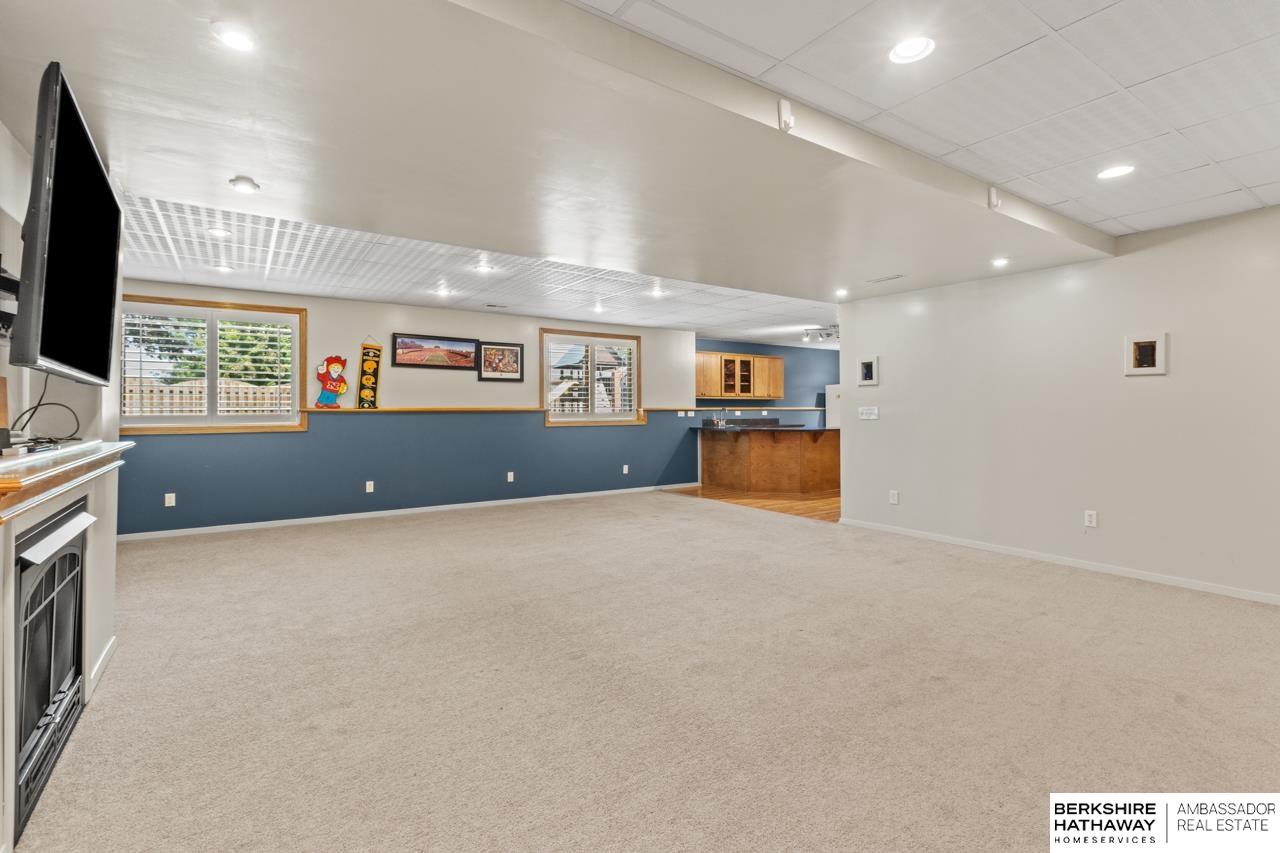 Omaha, Nebraska 68136, United States, 4 Bedrooms Bedrooms, ,3 BathroomsBathrooms,Residential,Active,233305