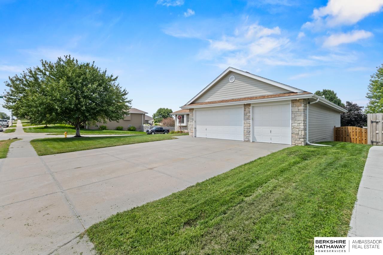 Omaha, Nebraska 68136, United States, 4 Bedrooms Bedrooms, ,3 BathroomsBathrooms,Residential,Active,233305