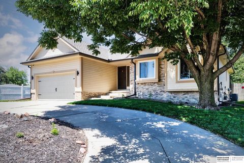 Photo of 15512 Corby Street, Omaha, NE 68116 (MLS # 22620390)