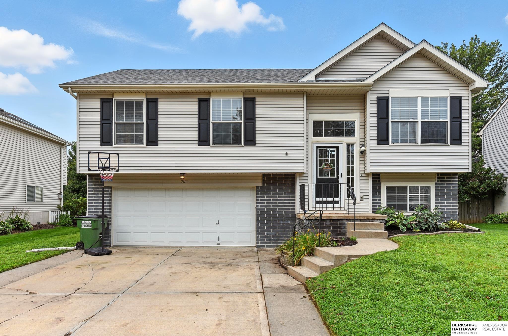 Omaha, Nebraska 68136, United States, 3 Bedrooms Bedrooms, ,2 BathroomsBathrooms,Residential,Pending,190965