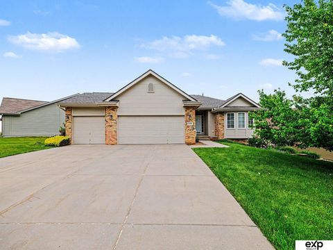 Photo of 5006 Fountain Drive, Papillion, NE 68133 (MLS # 22613182)