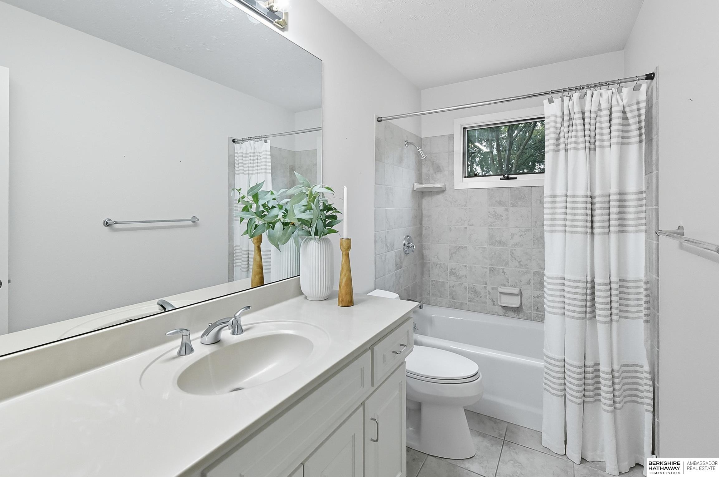 Omaha, Nebraska 68144, United States, 3 Bedrooms Bedrooms, ,3 BathroomsBathrooms,Residential,Pending,215098