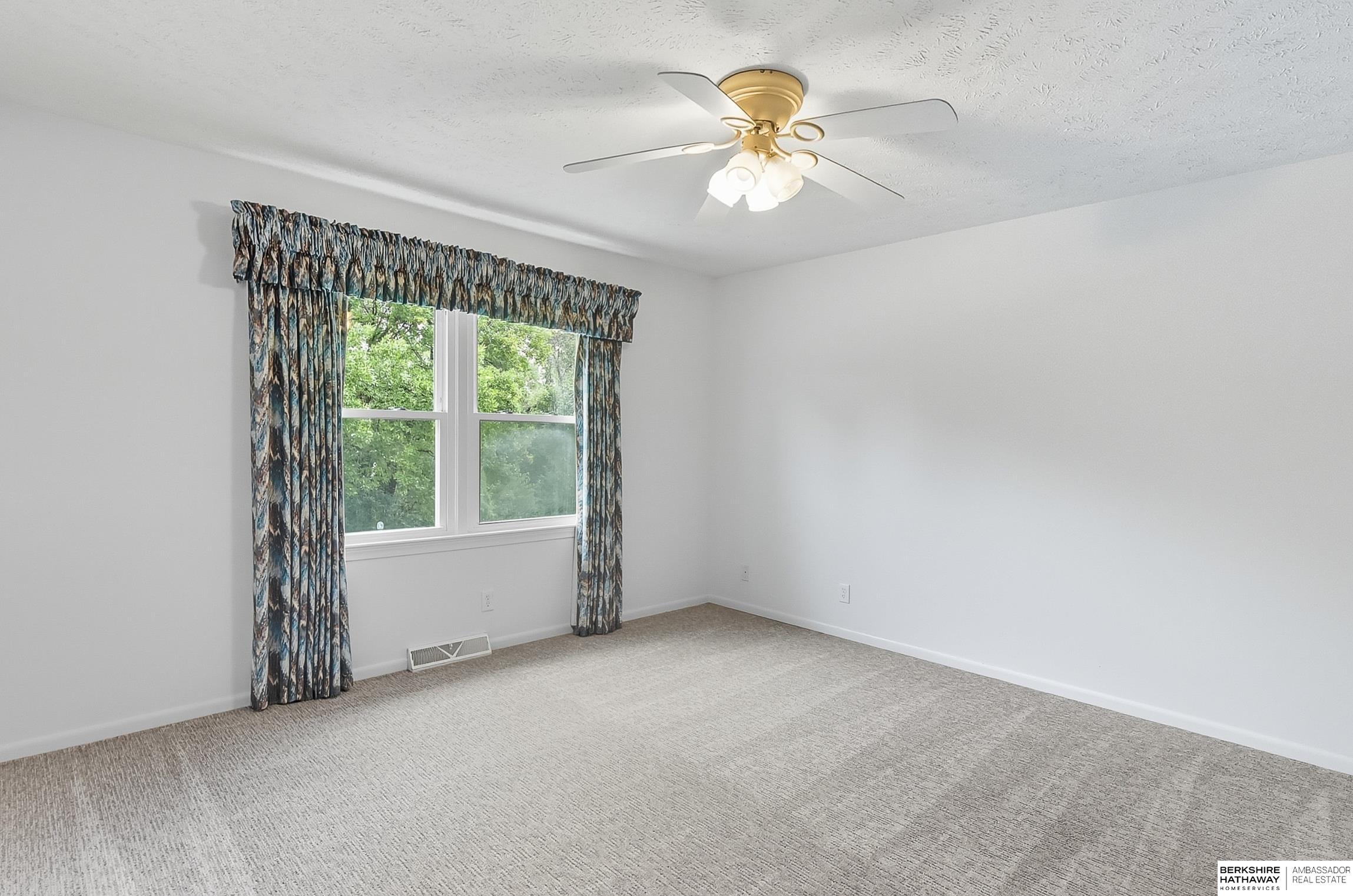 Omaha, Nebraska 68144, United States, 3 Bedrooms Bedrooms, ,3 BathroomsBathrooms,Residential,Pending,215098