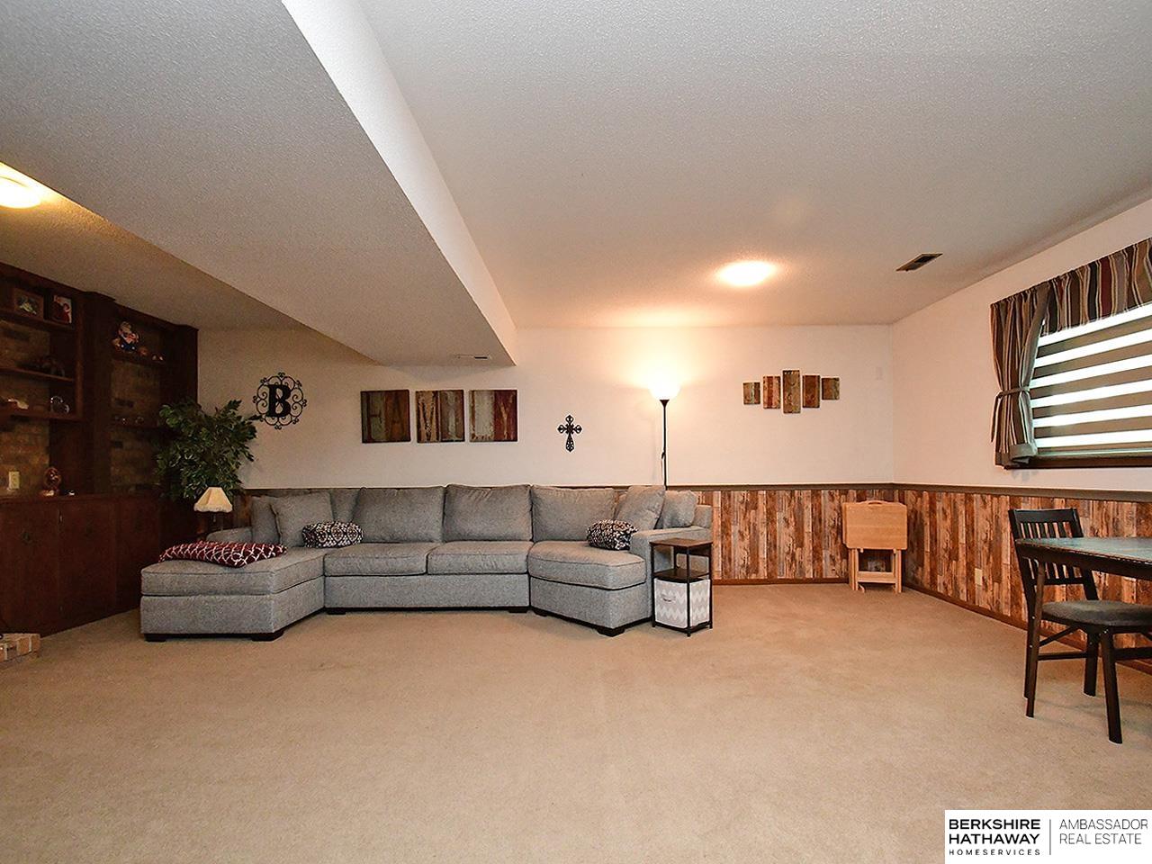 Omaha, Nebraska 68105, United States, 4 Bedrooms Bedrooms, ,2 BathroomsBathrooms,Residential,Active,141415