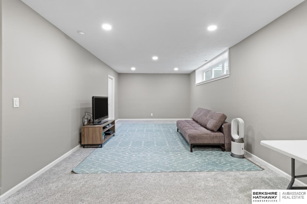 Papillion, Nebraska 68046, United States, 5 Bedrooms Bedrooms, ,3 BathroomsBathrooms,Residential,Pending,106811