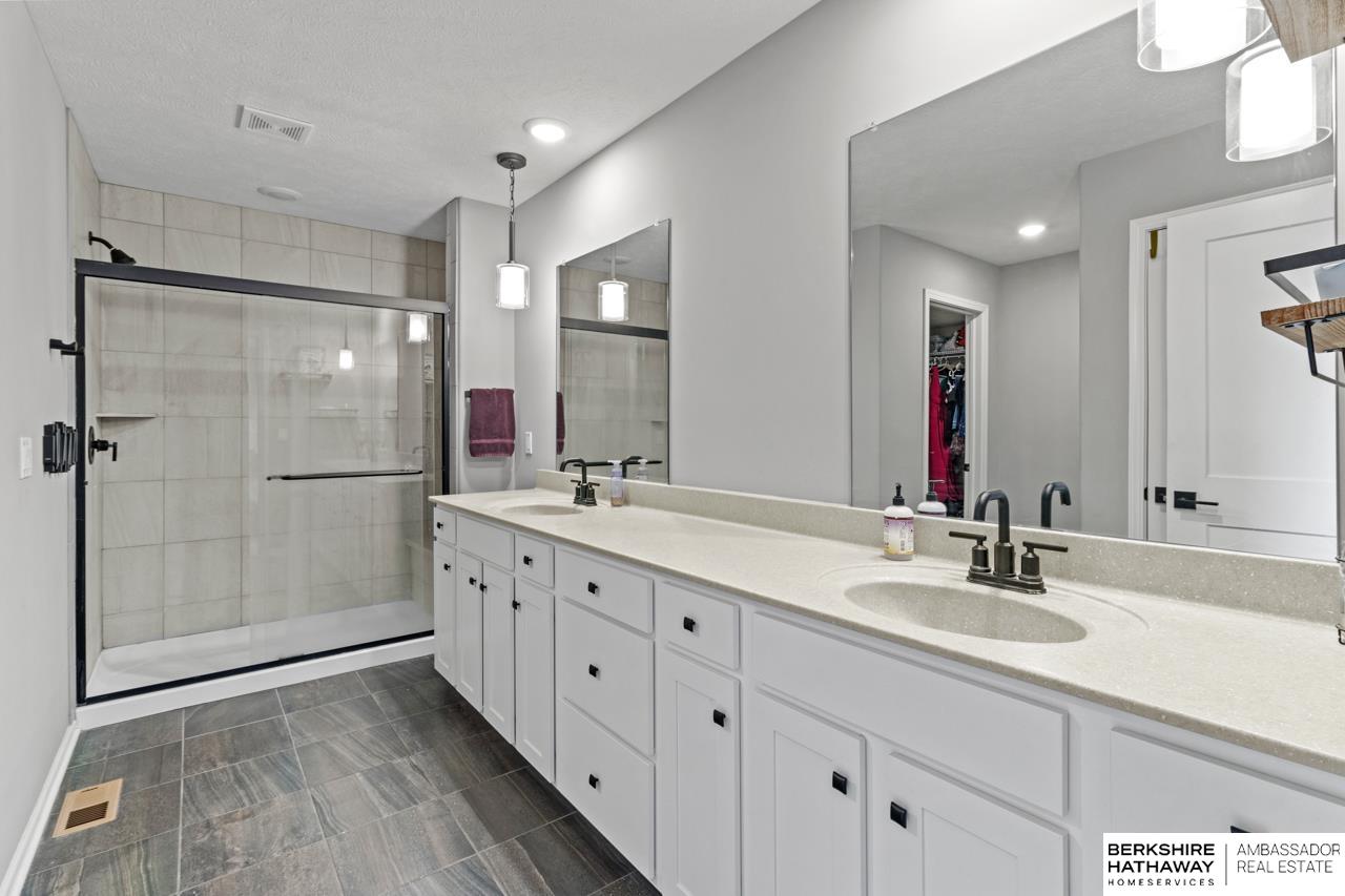 Papillion, Nebraska 68046, United States, 5 Bedrooms Bedrooms, ,3 BathroomsBathrooms,Residential,Pending,106811