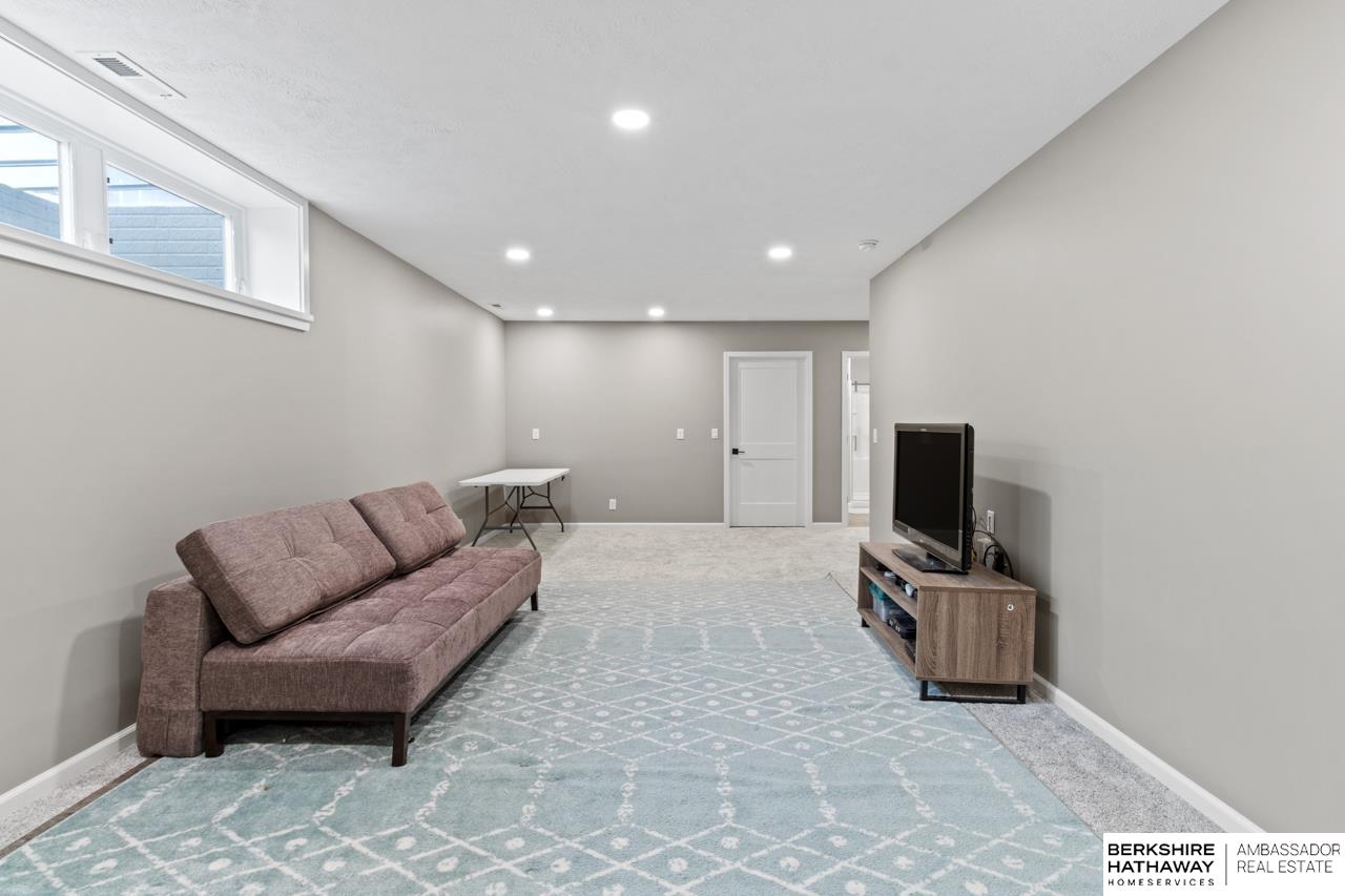 Papillion, Nebraska 68046, United States, 5 Bedrooms Bedrooms, ,3 BathroomsBathrooms,Residential,Pending,106811