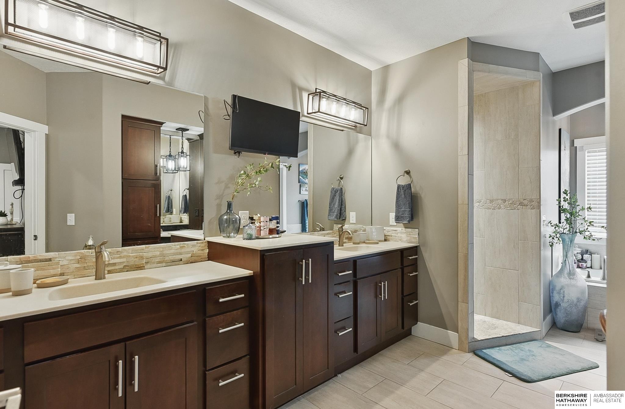 Omaha, Nebraska 68136, United States, 4 Bedrooms Bedrooms, ,3 BathroomsBathrooms,Residential,Active,139114