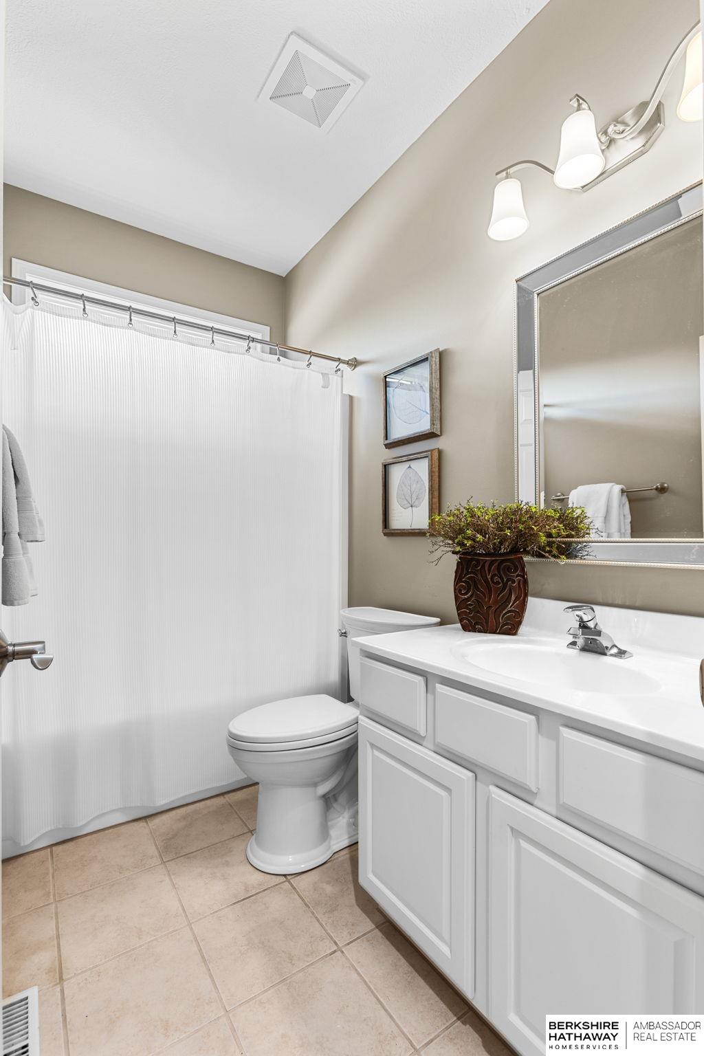 Omaha, Nebraska 68130, United States, 4 Bedrooms Bedrooms, ,3 BathroomsBathrooms,Residential,Pending,212943