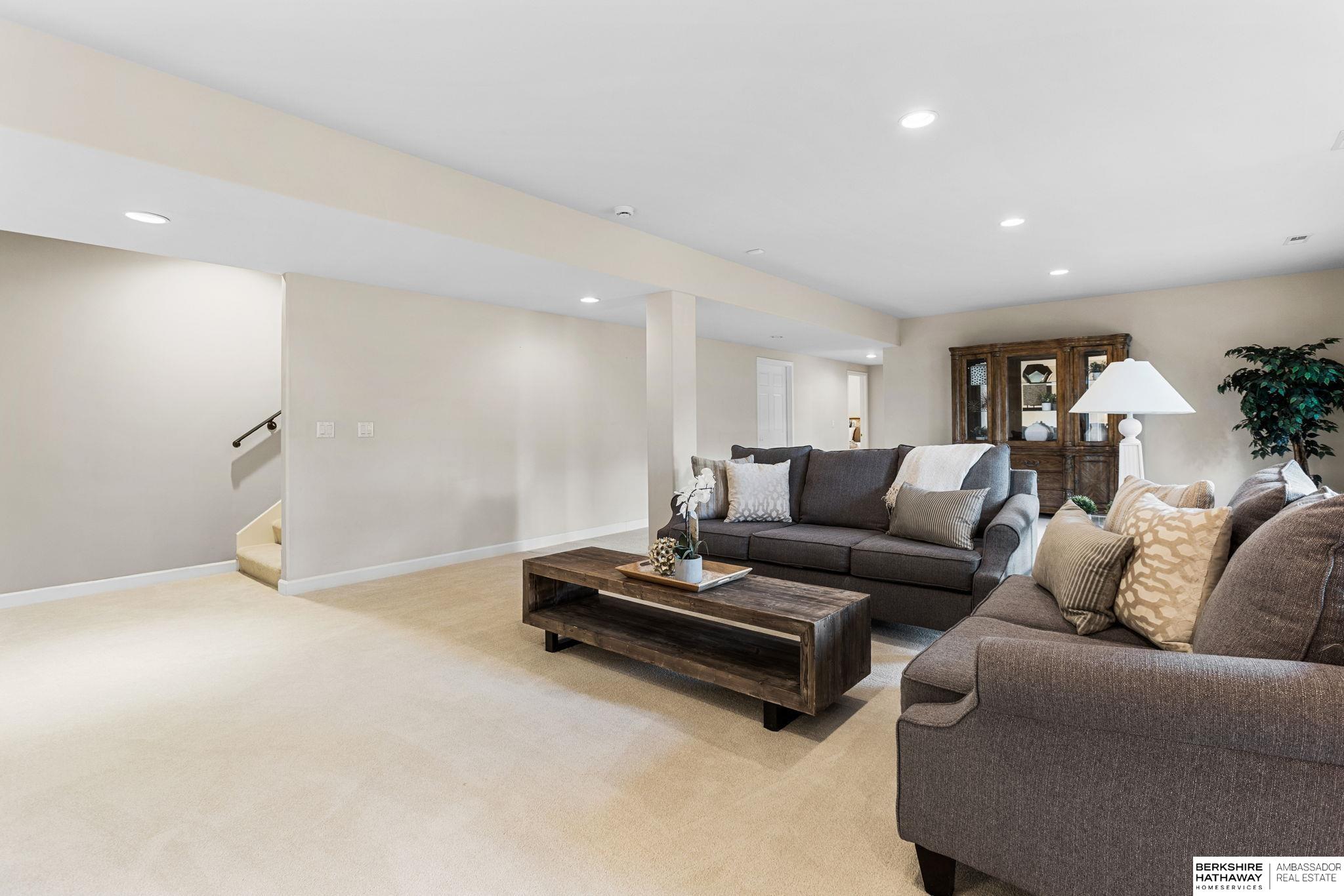 Omaha, Nebraska 68130, United States, 4 Bedrooms Bedrooms, ,3 BathroomsBathrooms,Residential,Pending,212943