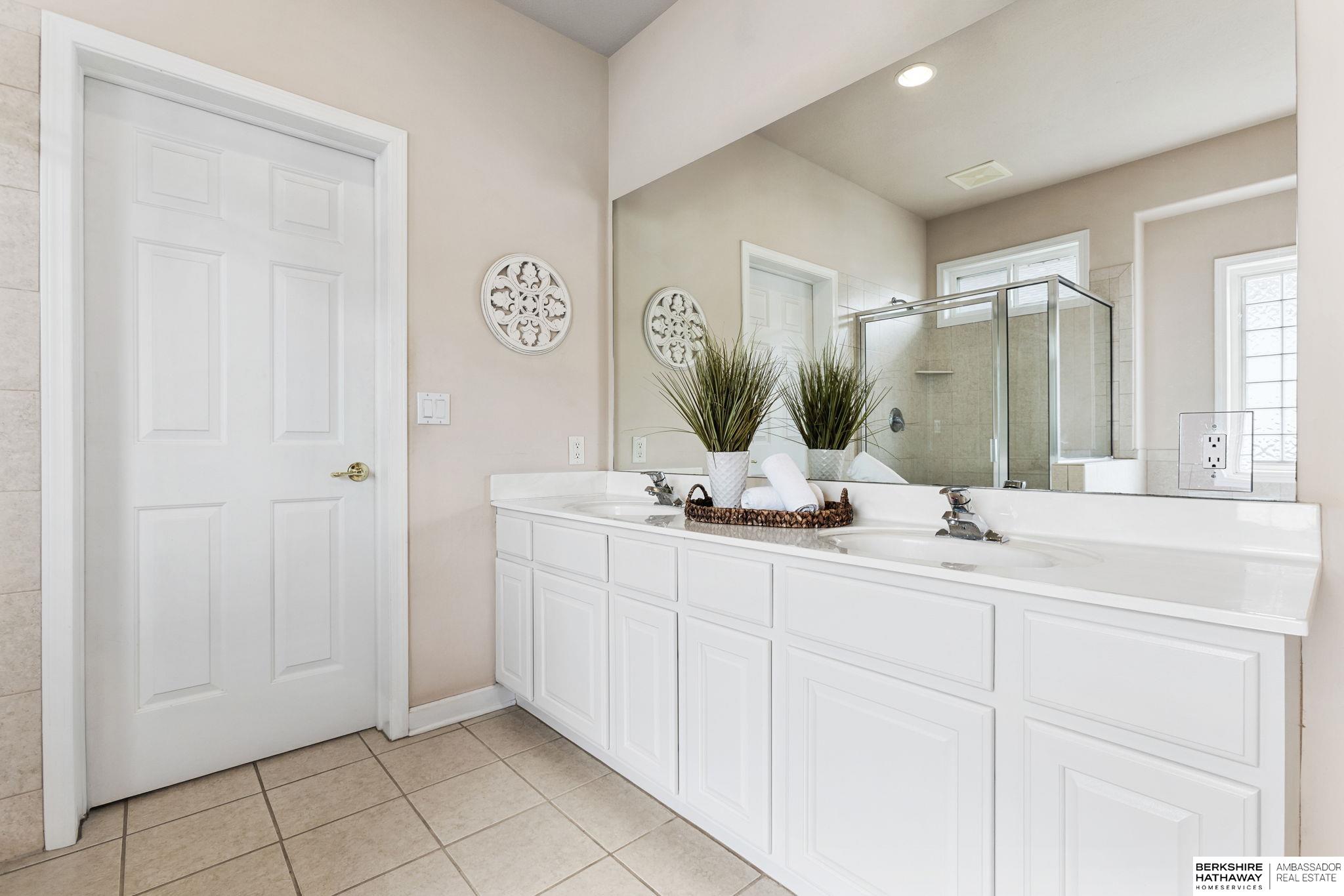 Omaha, Nebraska 68130, United States, 4 Bedrooms Bedrooms, ,3 BathroomsBathrooms,Residential,Pending,212943