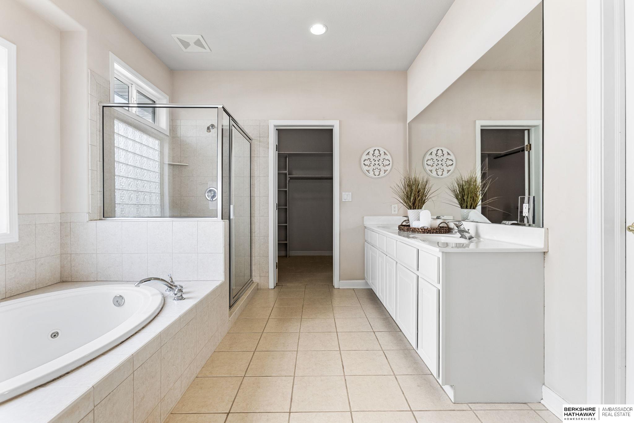 Omaha, Nebraska 68130, United States, 4 Bedrooms Bedrooms, ,3 BathroomsBathrooms,Residential,Pending,212943