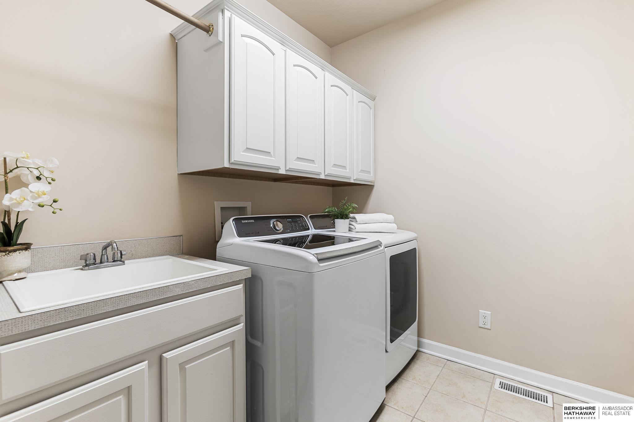 Omaha, Nebraska 68130, United States, 4 Bedrooms Bedrooms, ,3 BathroomsBathrooms,Residential,Pending,212943