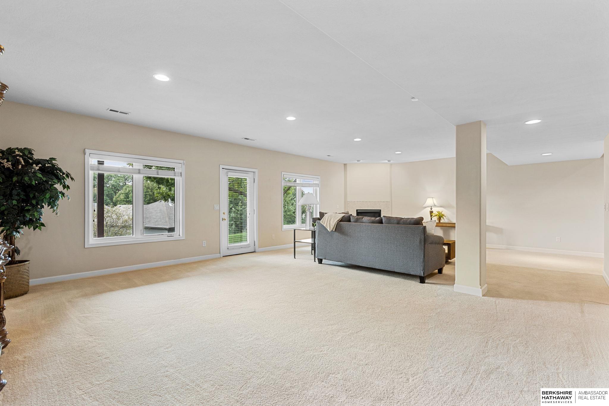 Omaha, Nebraska 68130, United States, 4 Bedrooms Bedrooms, ,3 BathroomsBathrooms,Residential,Pending,212943