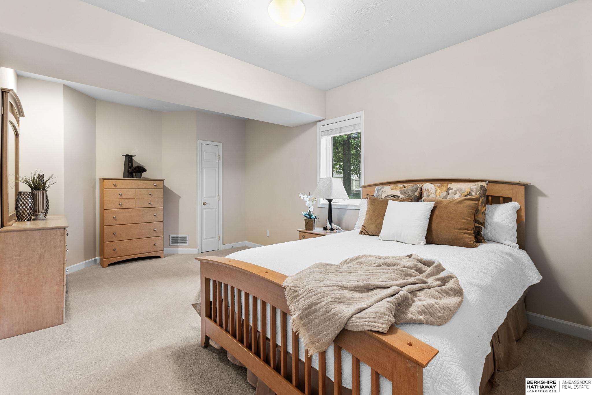 Omaha, Nebraska 68130, United States, 4 Bedrooms Bedrooms, ,3 BathroomsBathrooms,Residential,Pending,212943