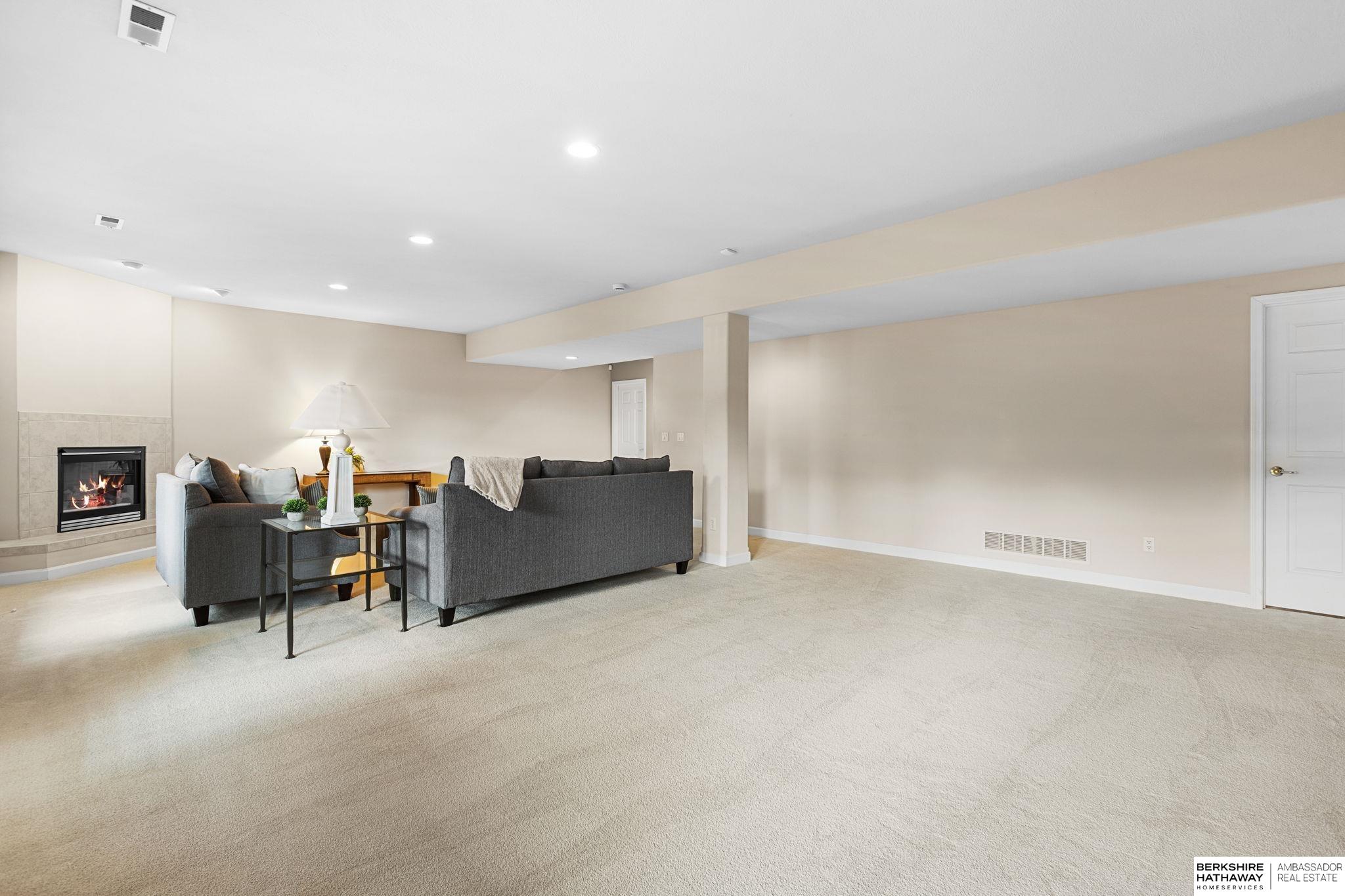 Omaha, Nebraska 68130, United States, 4 Bedrooms Bedrooms, ,3 BathroomsBathrooms,Residential,Pending,212943