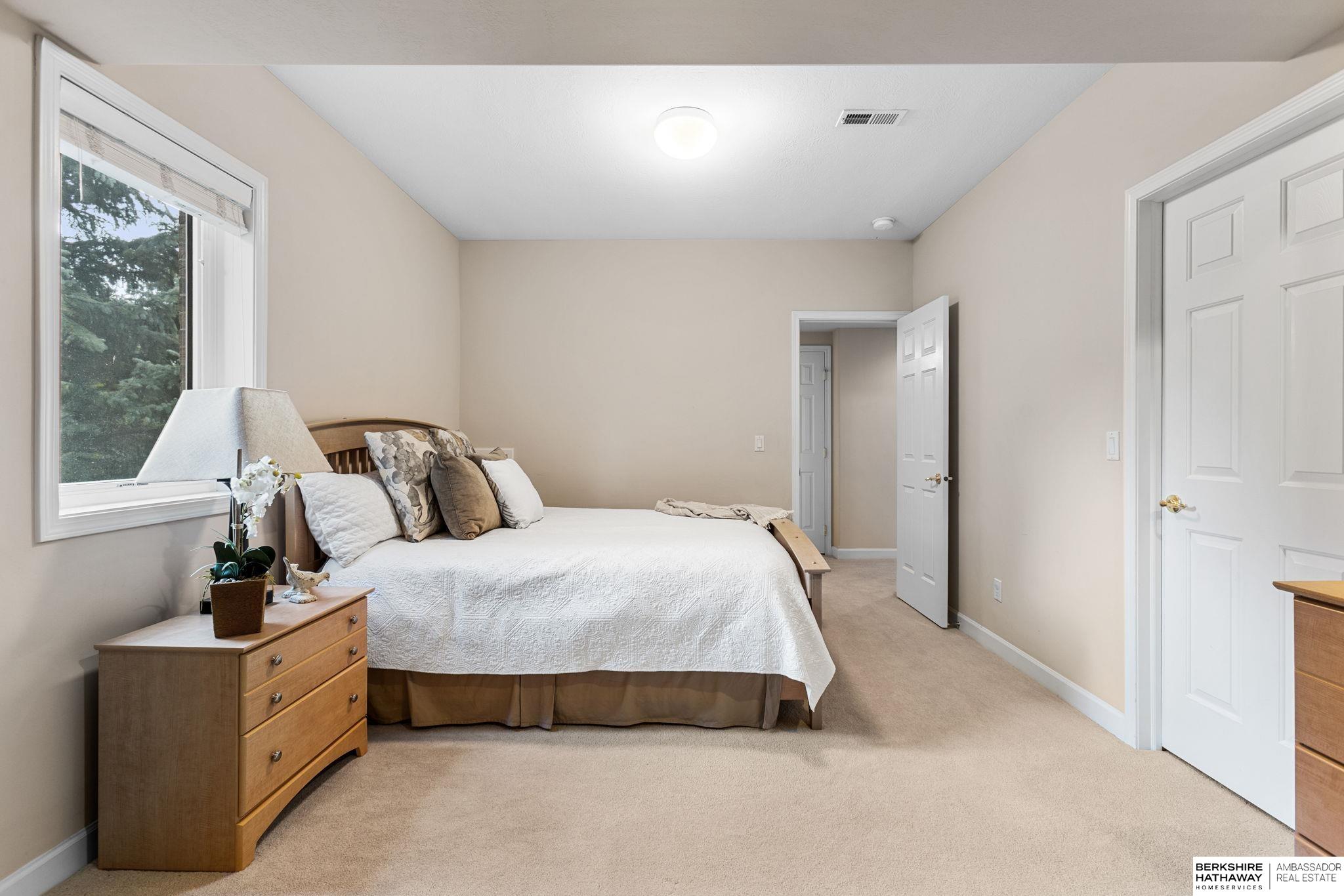 Omaha, Nebraska 68130, United States, 4 Bedrooms Bedrooms, ,3 BathroomsBathrooms,Residential,Pending,212943