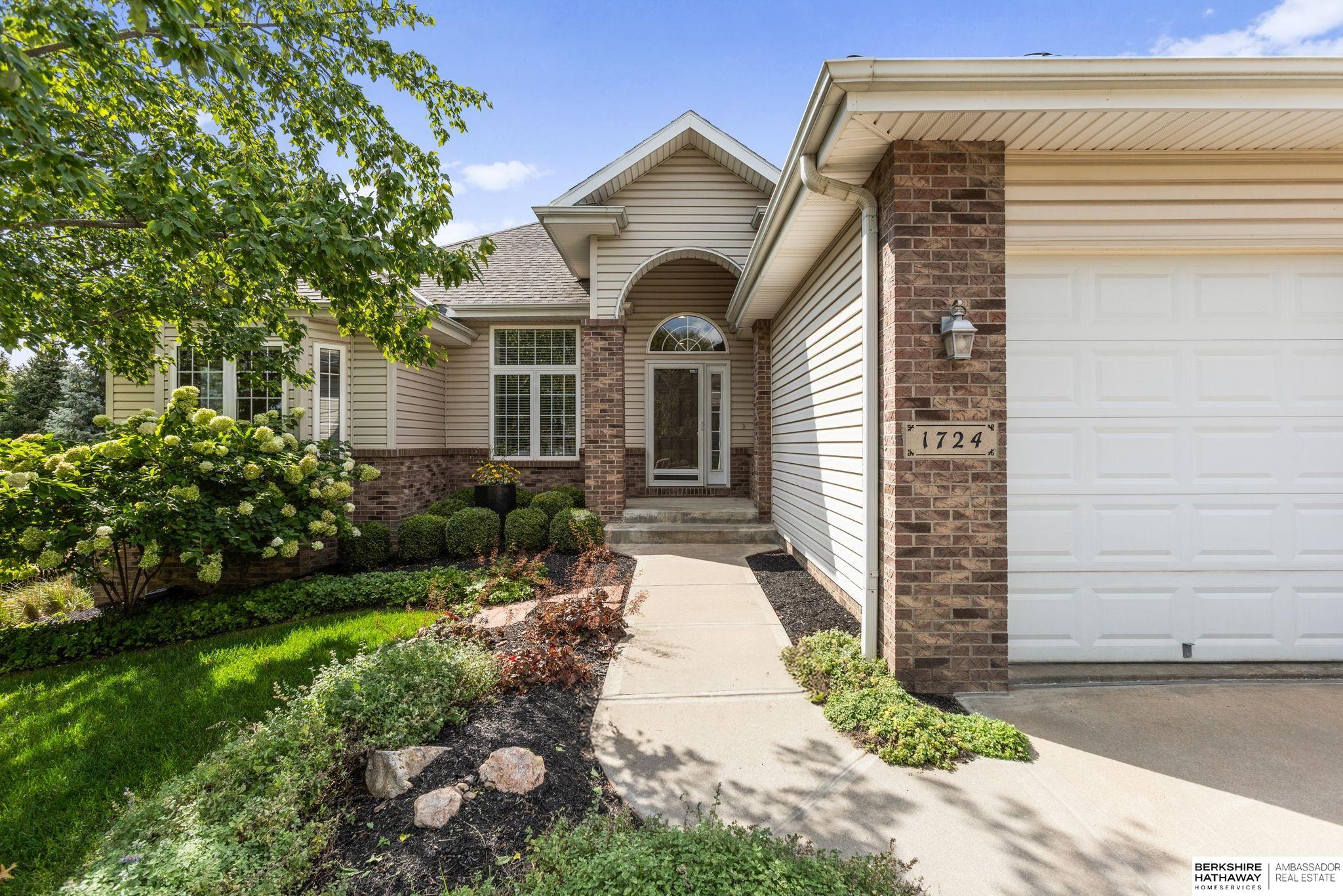 Omaha, Nebraska 68130, United States, 4 Bedrooms Bedrooms, ,3 BathroomsBathrooms,Residential,Pending,212943