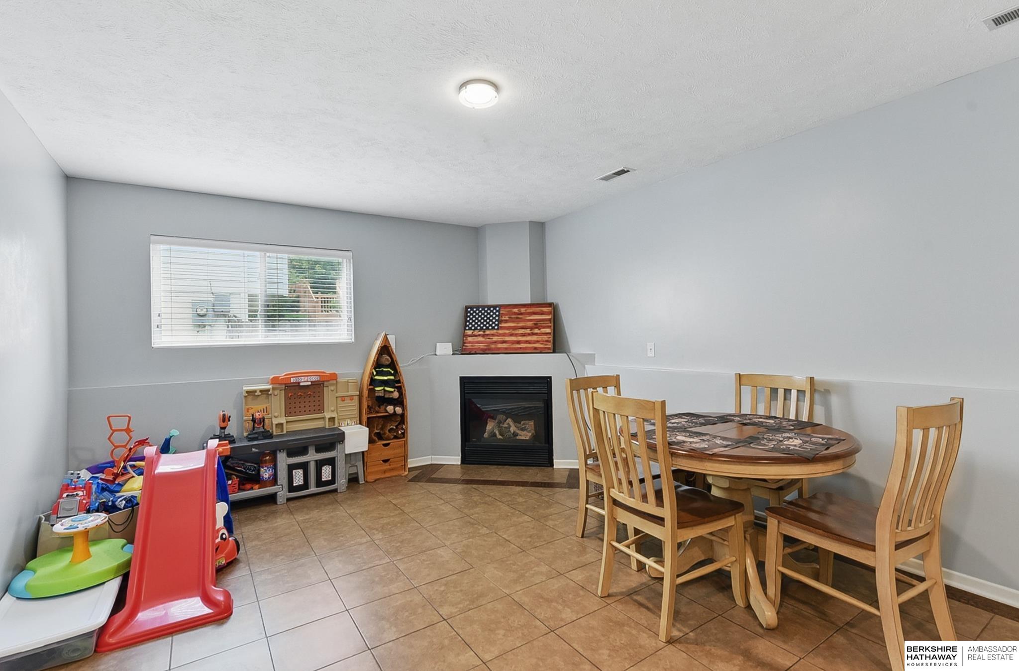 Omaha, Nebraska 68116, United States, 3 Bedrooms Bedrooms, ,2 BathroomsBathrooms,Residential,Pending,141420