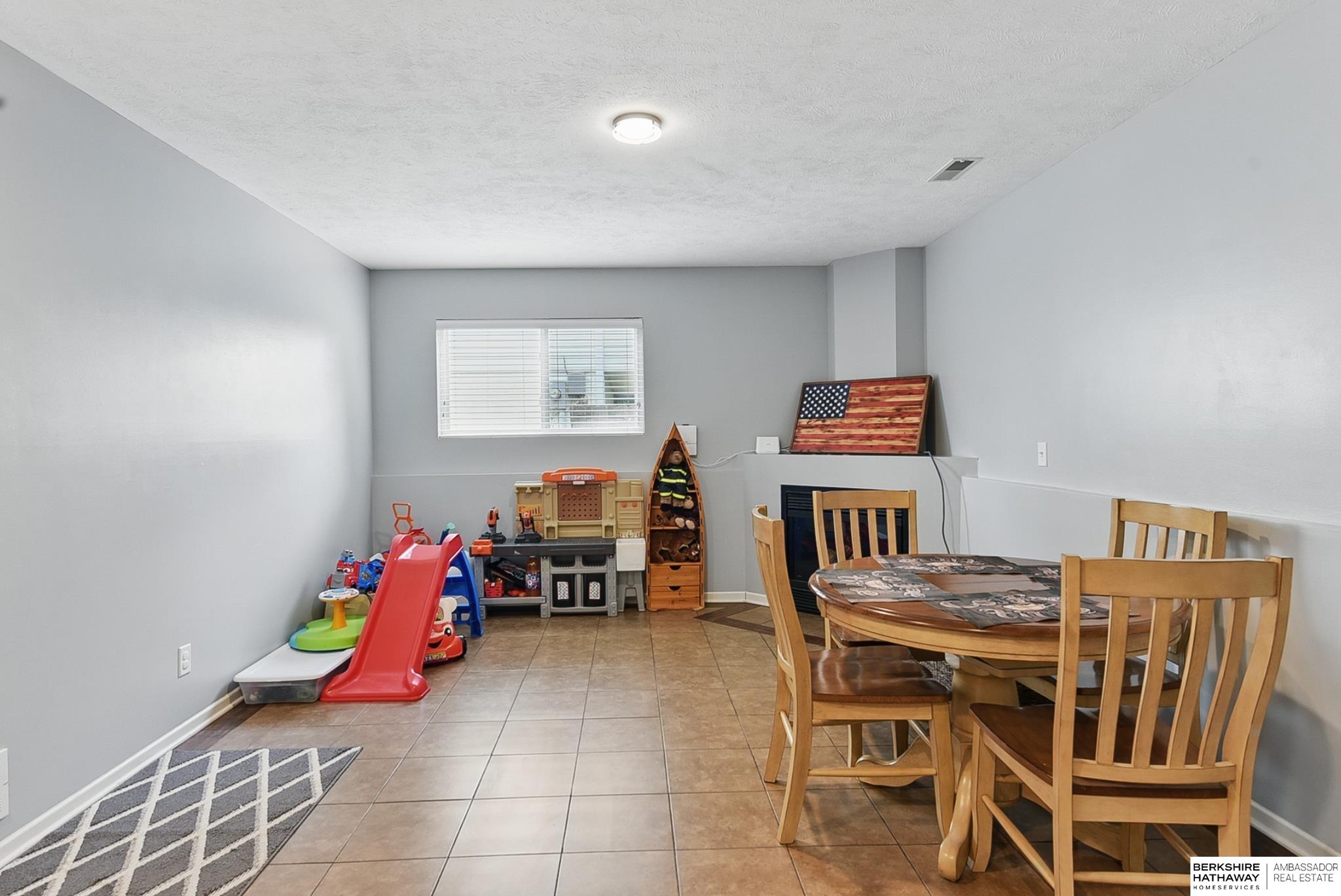 Omaha, Nebraska 68116, United States, 3 Bedrooms Bedrooms, ,2 BathroomsBathrooms,Residential,Pending,141420