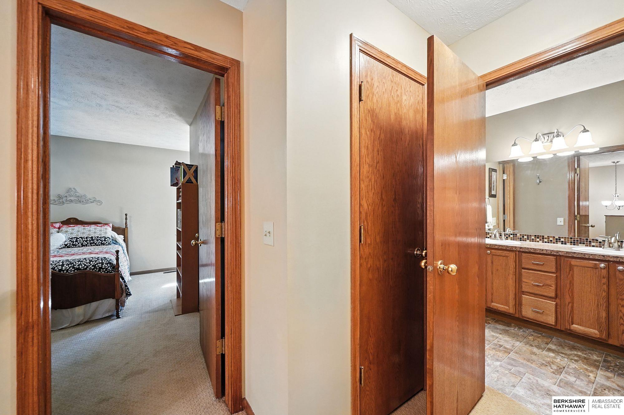 Lincoln, Nebraska 68528, United States, 2 Bedrooms Bedrooms, ,2 BathroomsBathrooms,Residential,Active,241979