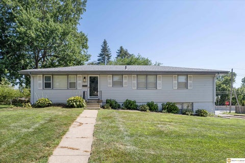 Photo of 12123 Weir Street, Omaha, NE 68137 (MLS # 22615359)