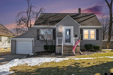Photo of 415 S Jackson Street, Papillion, NE 68046 (MLS # 22604985)