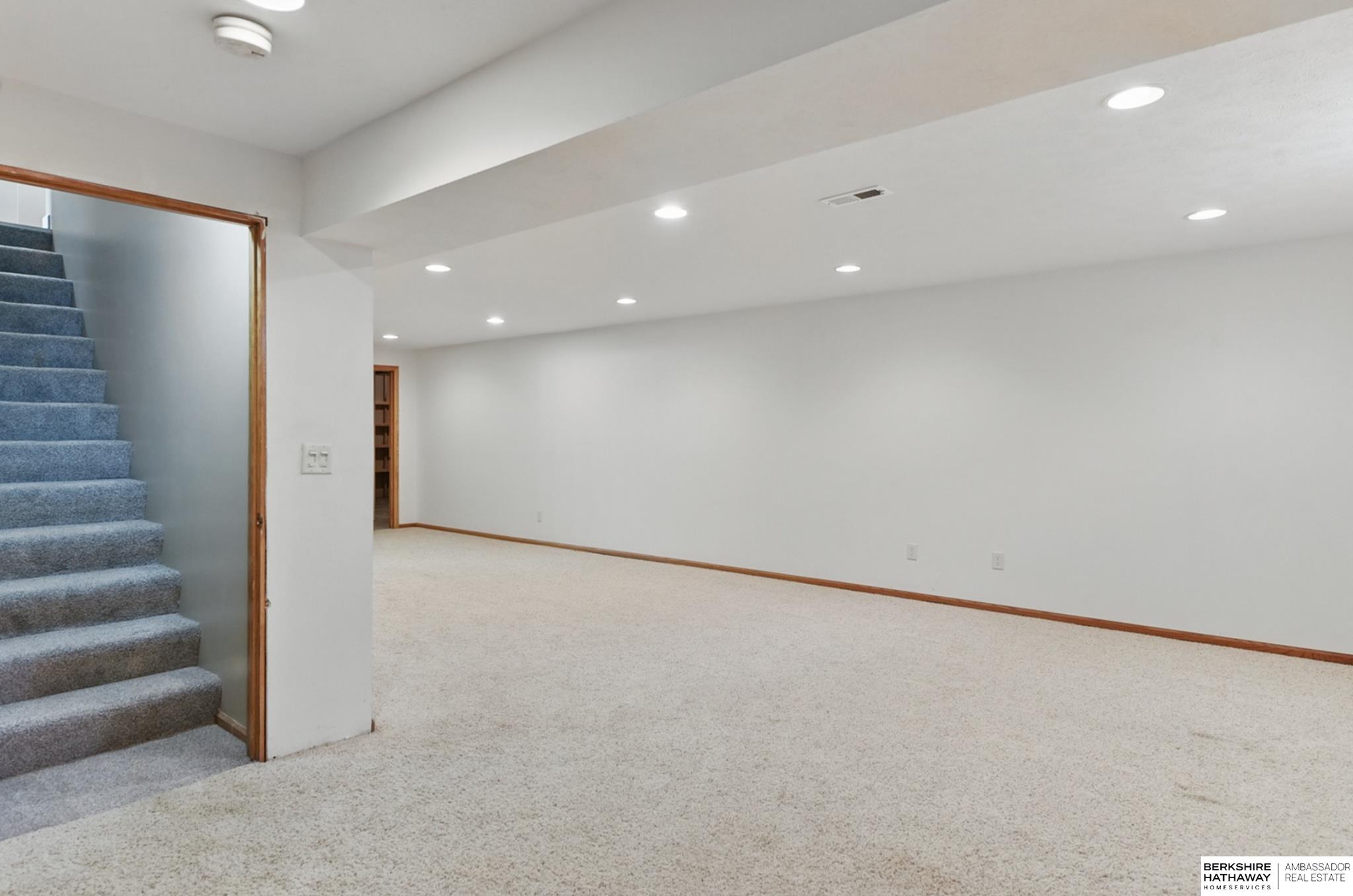 Papillion, Nebraska 68133, United States, 4 Bedrooms Bedrooms, ,3 BathroomsBathrooms,Residential,Pending,132110