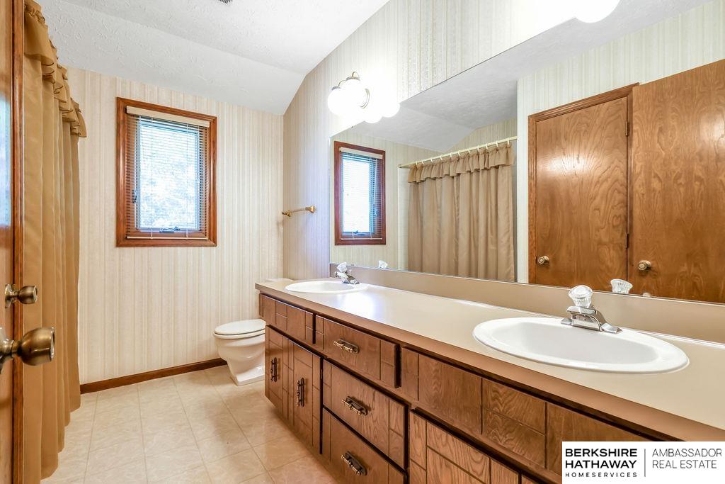 Omaha, Nebraska 68154, United States, 4 Bedrooms Bedrooms, ,3 BathroomsBathrooms,Residential,Active,192026