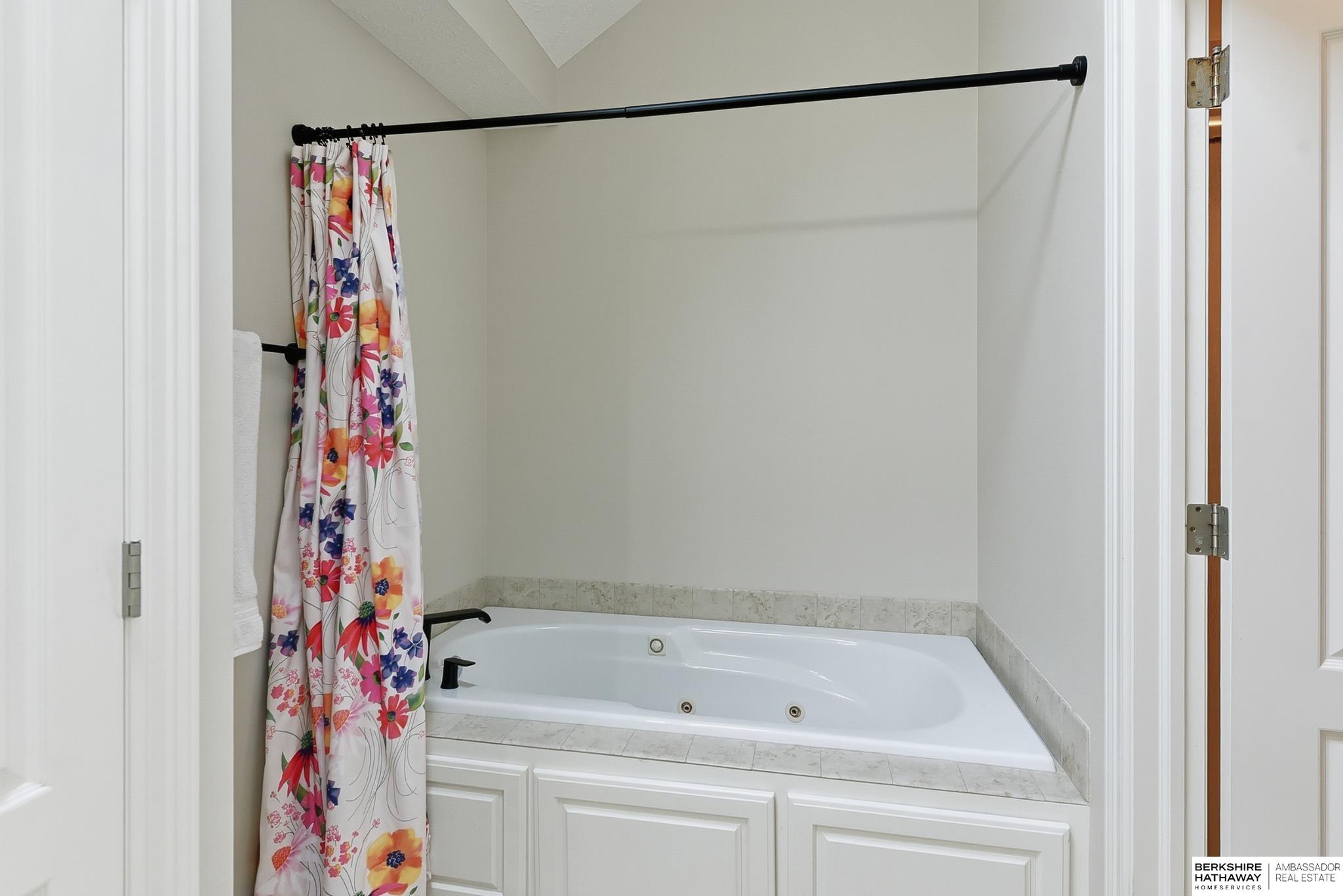 Omaha, Nebraska 68135, United States, 4 Bedrooms Bedrooms, ,3 BathroomsBathrooms,Residential,Active,235918