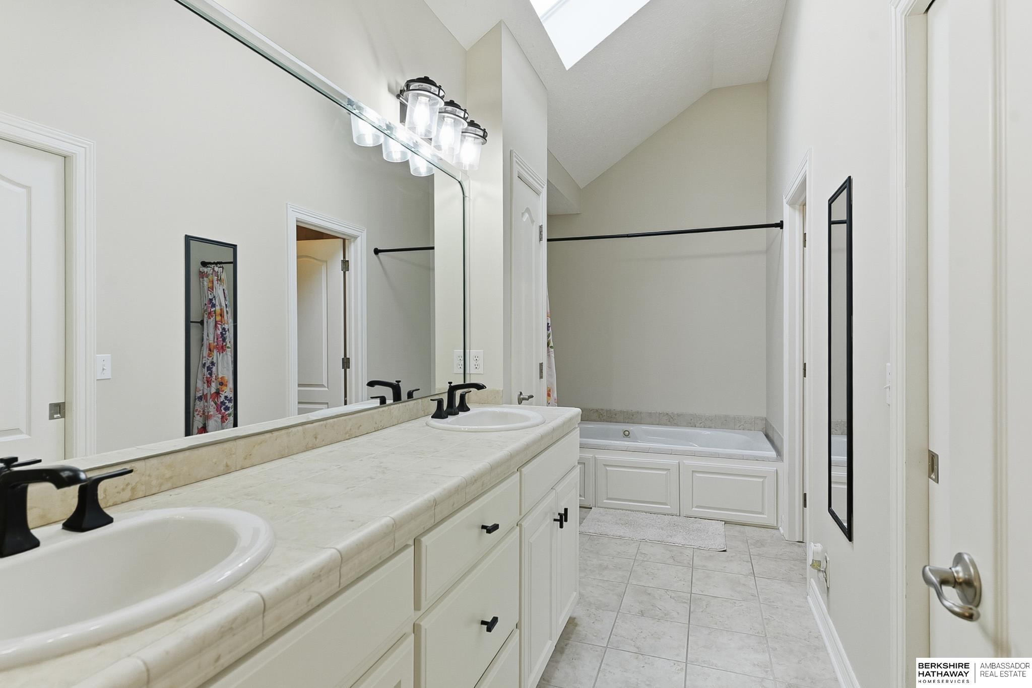 Omaha, Nebraska 68135, United States, 4 Bedrooms Bedrooms, ,3 BathroomsBathrooms,Residential,Active,235918