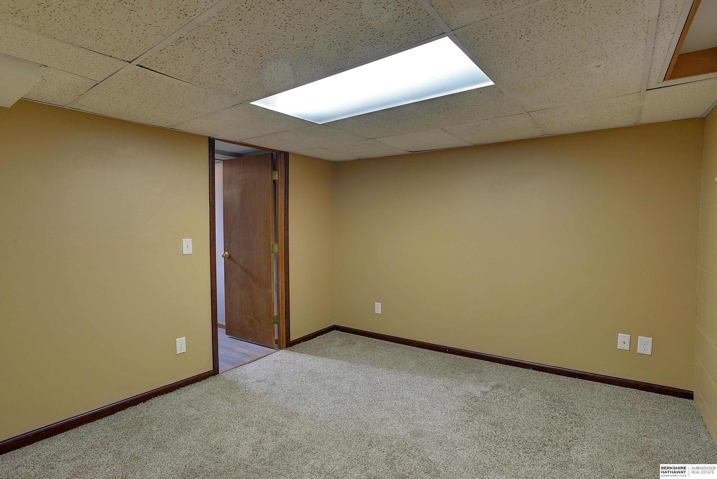 Omaha, Nebraska 68105, United States, 2 Bedrooms Bedrooms, ,1 BathroomBathrooms,Residential,Active,107897