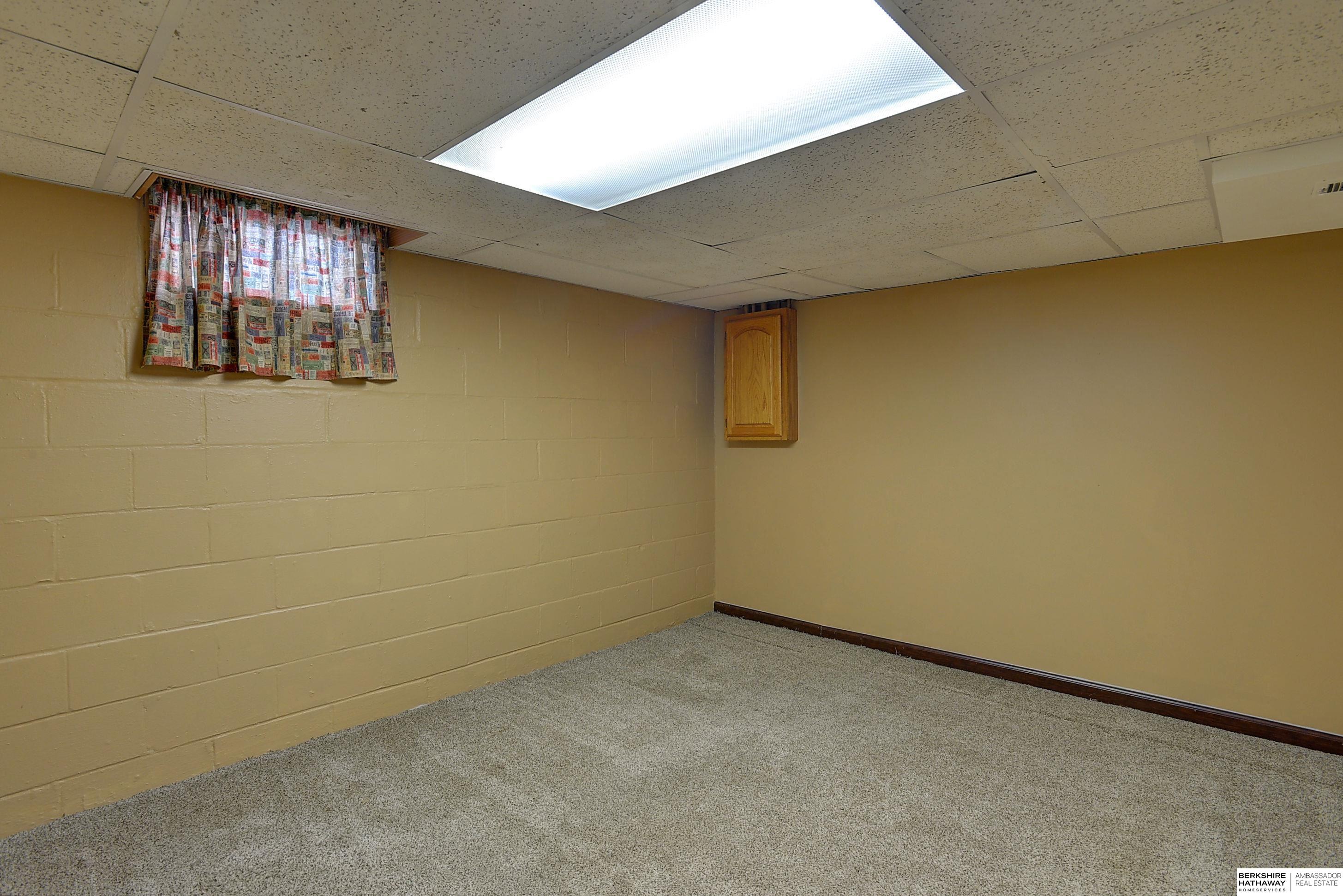 Omaha, Nebraska 68105, United States, 2 Bedrooms Bedrooms, ,1 BathroomBathrooms,Residential,Active,107897