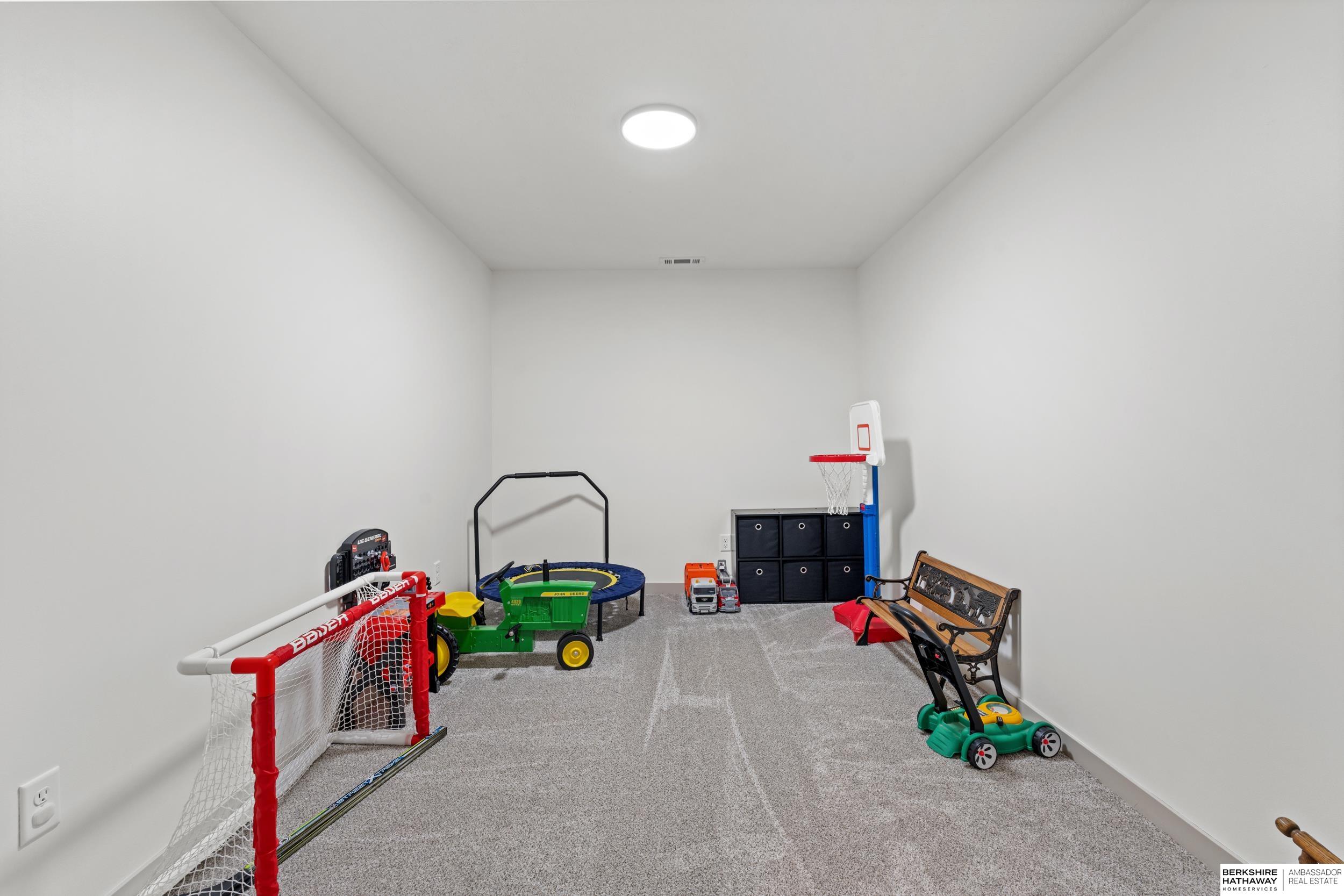 Lincoln, Nebraska 68507, United States, 3 Bedrooms Bedrooms, ,2 BathroomsBathrooms,Residential,Pending,141206